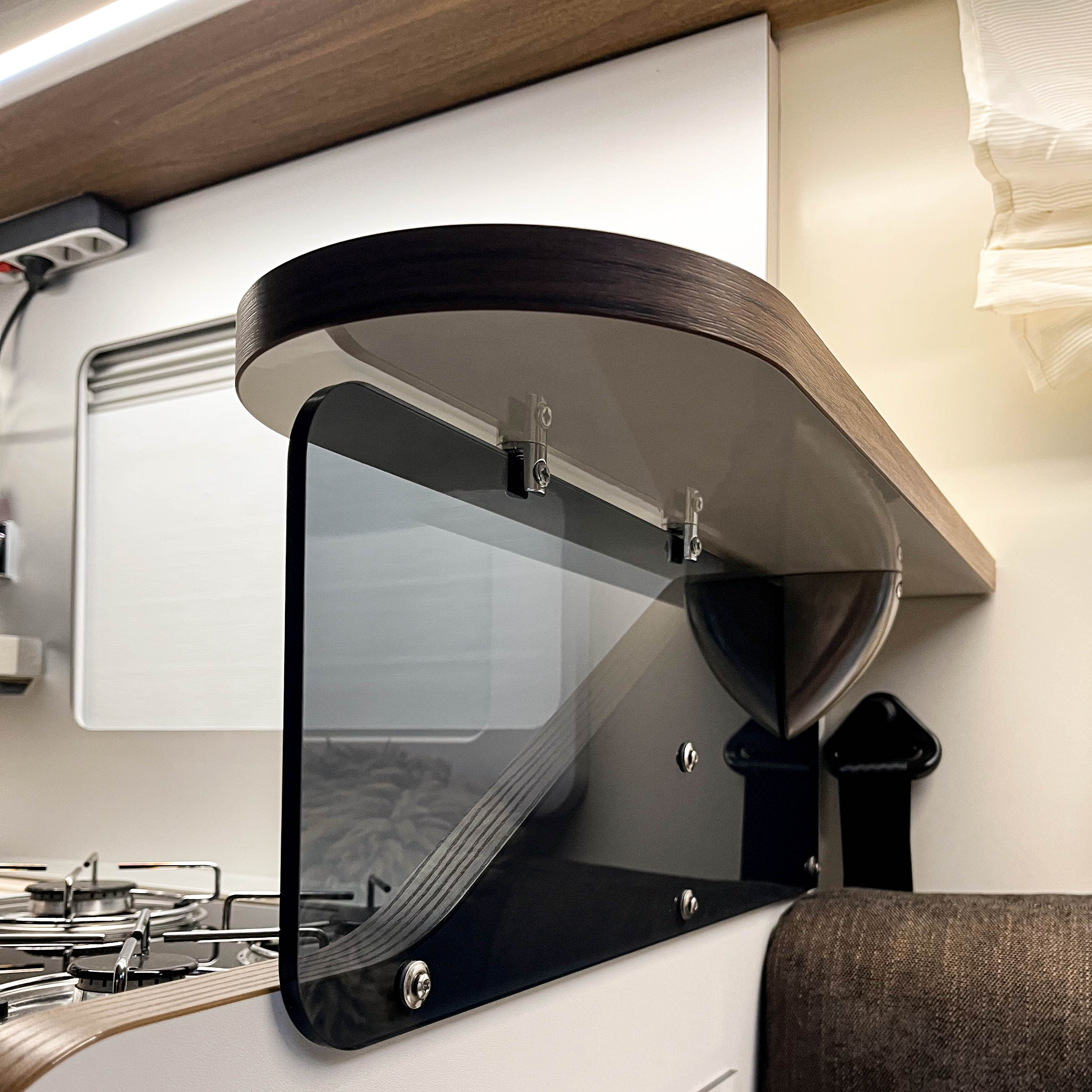 Ablageboard Mobilvetta Krosser und Kea mit Staufach am Küchenfenster und Face to Face