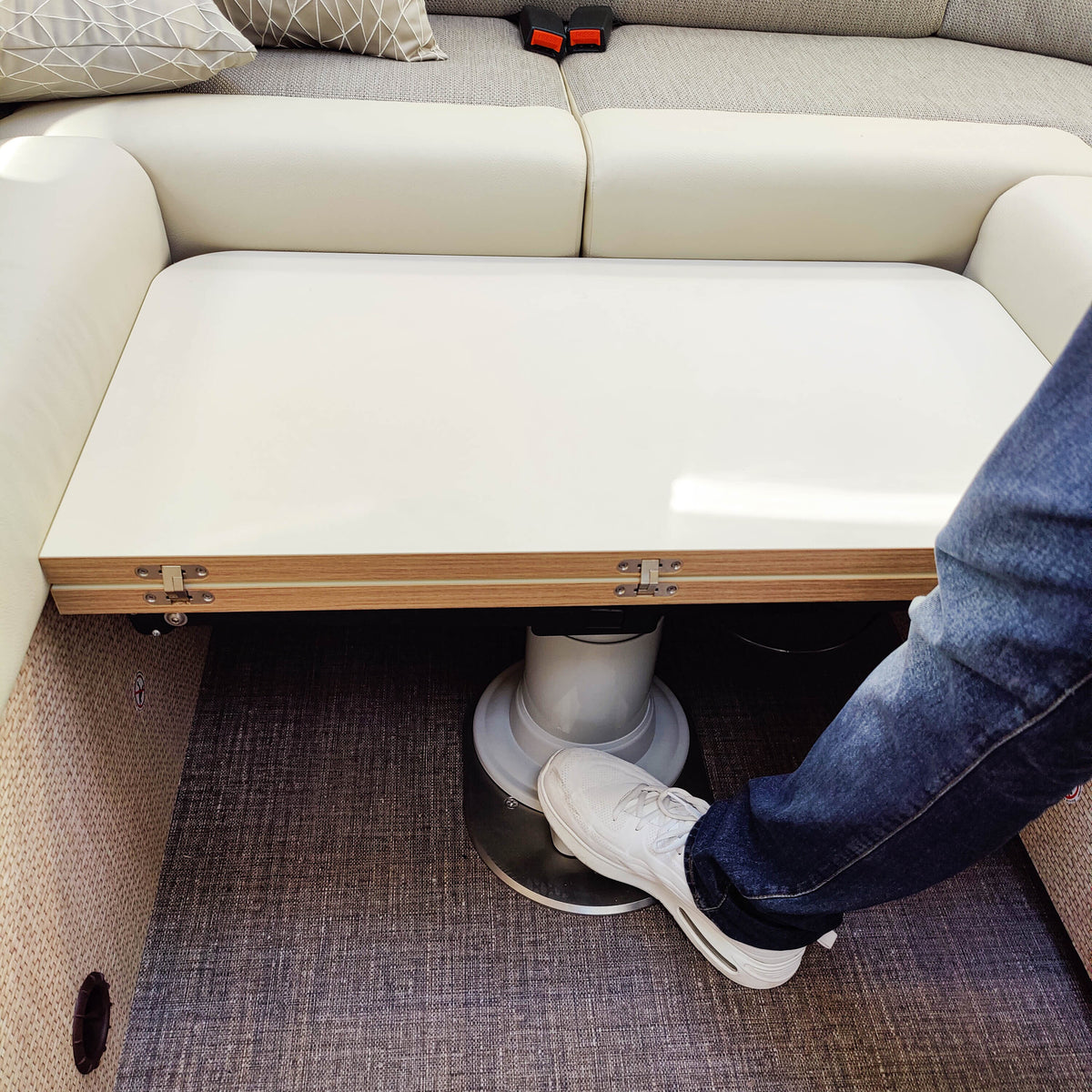 Nuova Mapa table frame including height-adjustable column for folding table tops