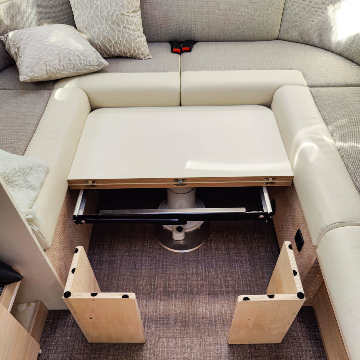 Nuova Mapa table frame including height-adjustable column for folding table tops