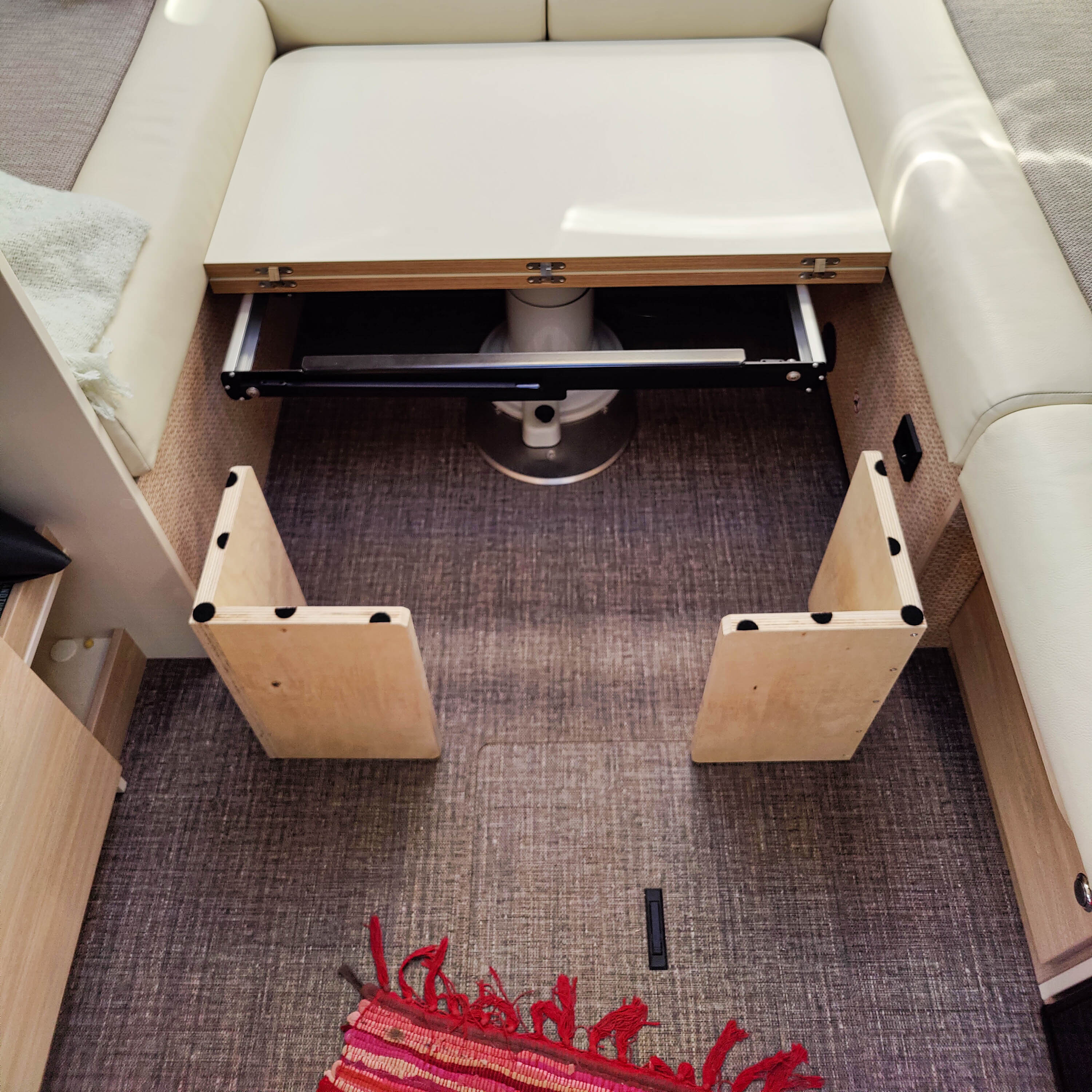 L-bed support for motorhomes, caravans and campers in a set of 4