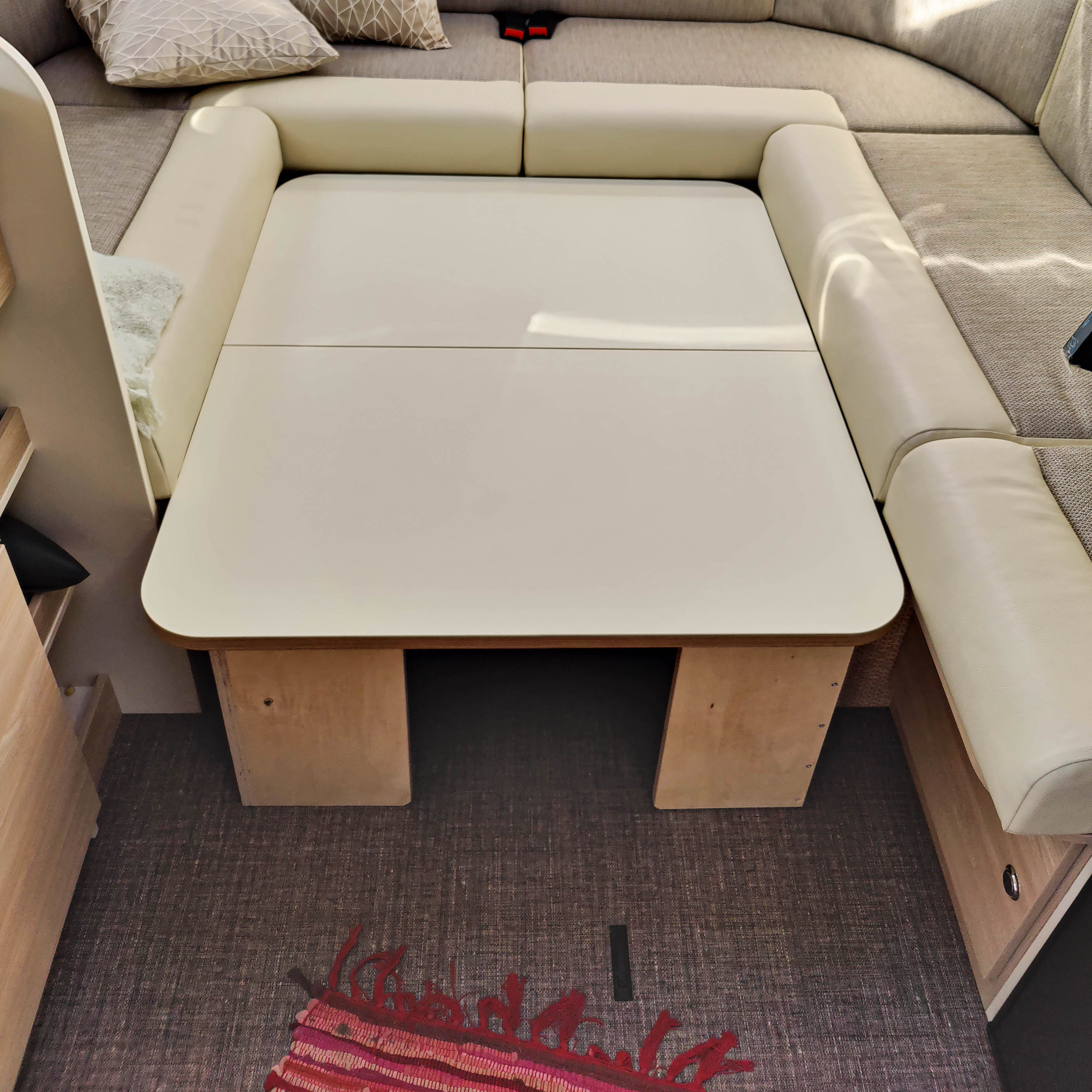 L-bed support for motorhomes, caravans and campers in a set of 4