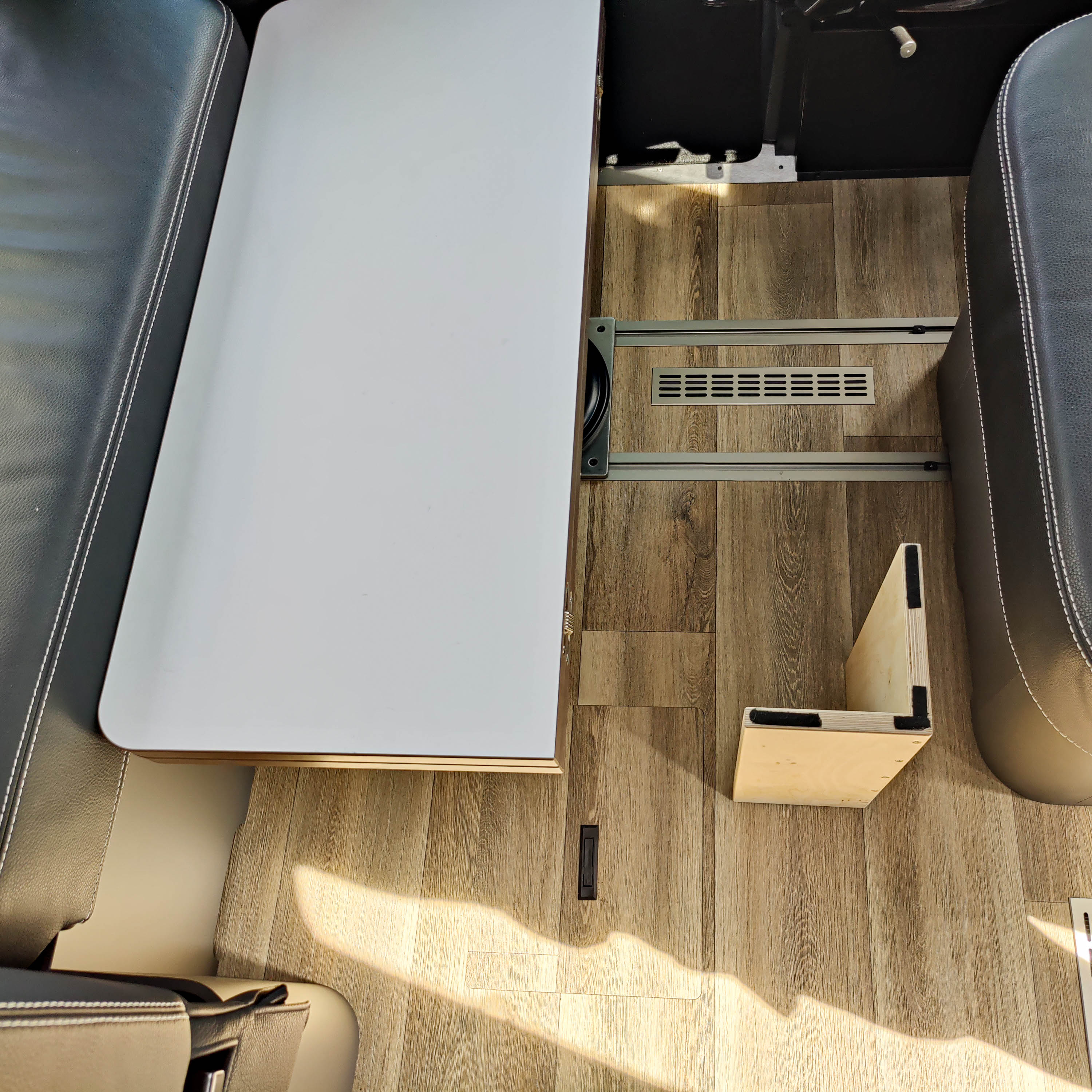 L-bed support for motorhomes, caravans and campers in a set of 4