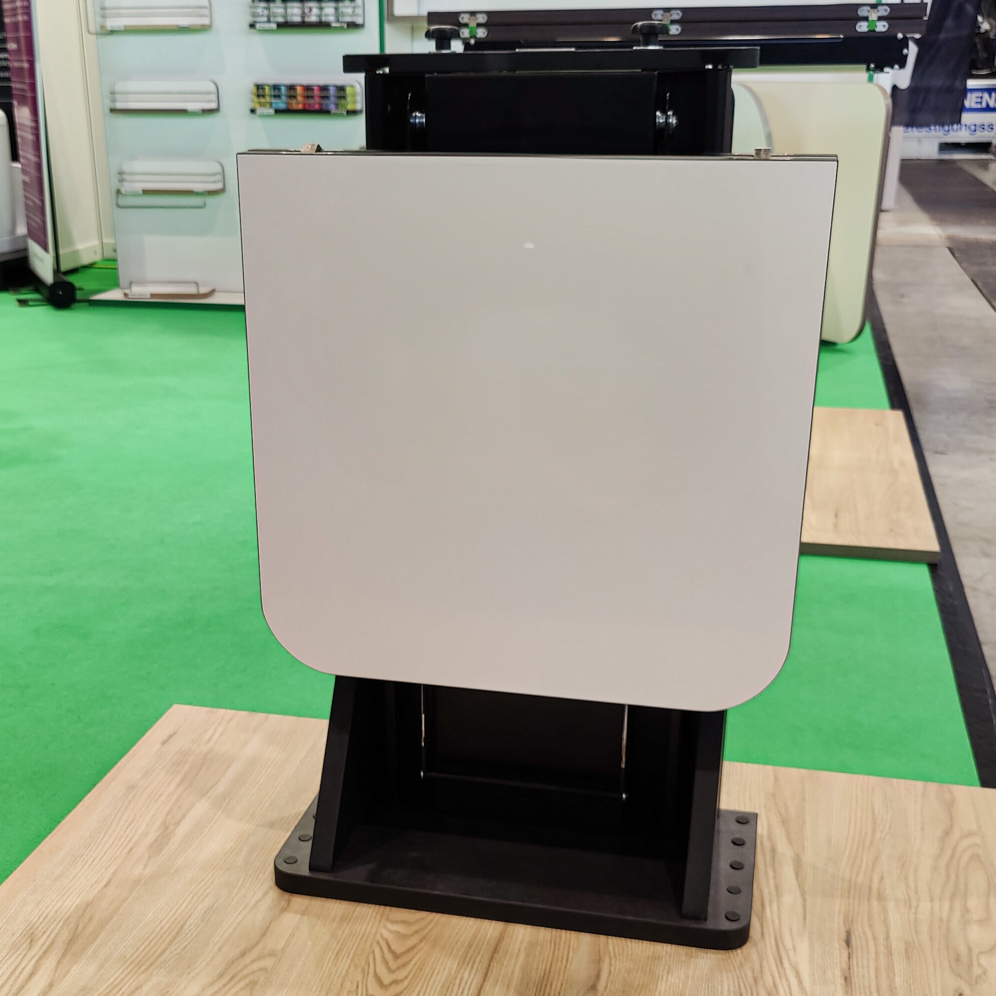 Schwebender Tisch für Kastenwagen & Campervans