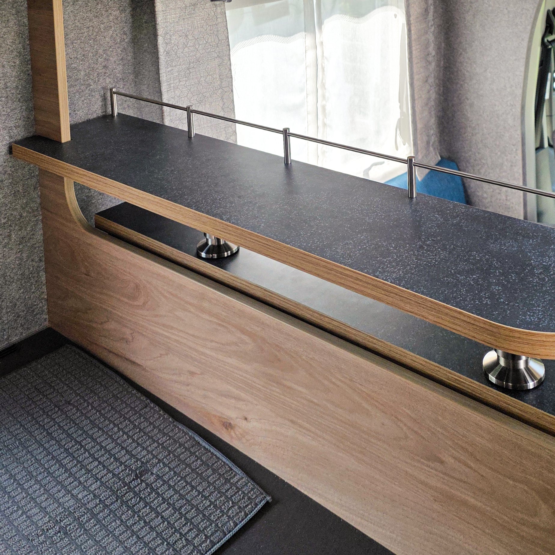 Opbergplank voor de Dethleffs Just Go vanaf modeljaar 2024 op Ford-basis met scheidingswand