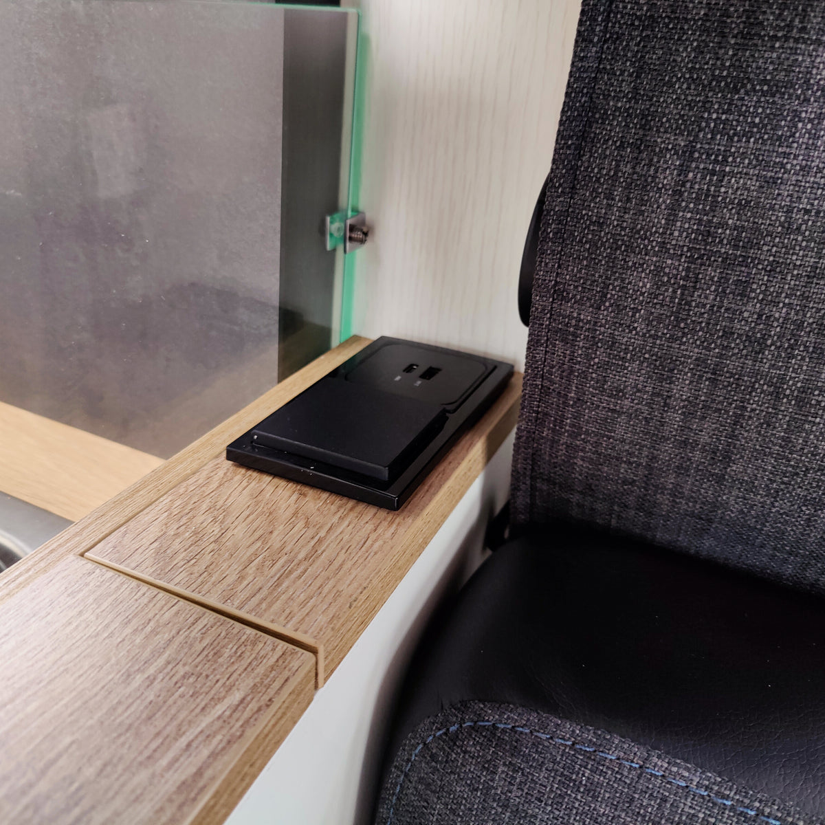 Ablageboard für Pilote ab 2019 auf Ford Basis