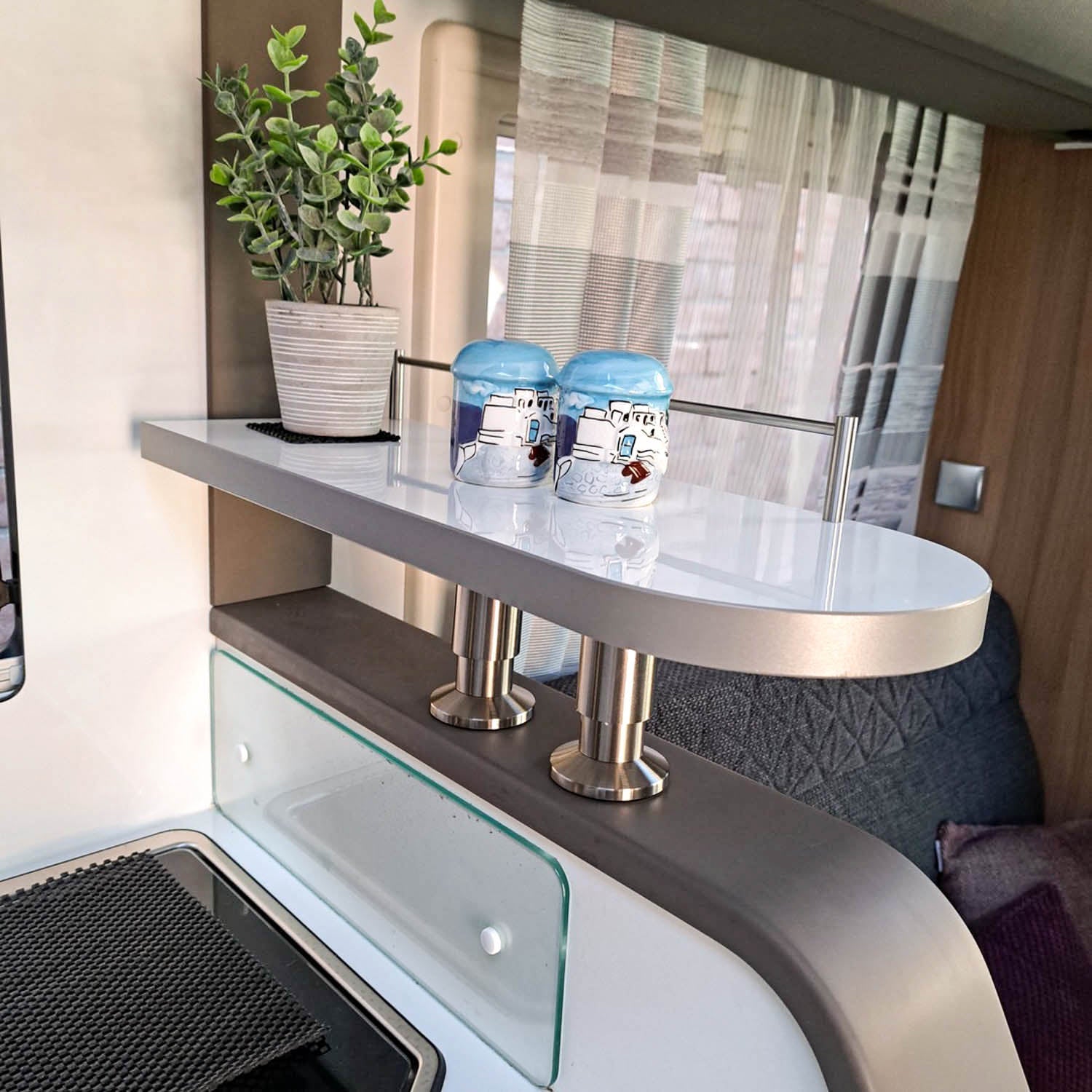 3037-Ablageboard für Adria DL Modelle - Hochglanzweiß mit Kante in Grau/Anthrazit / mit Reling