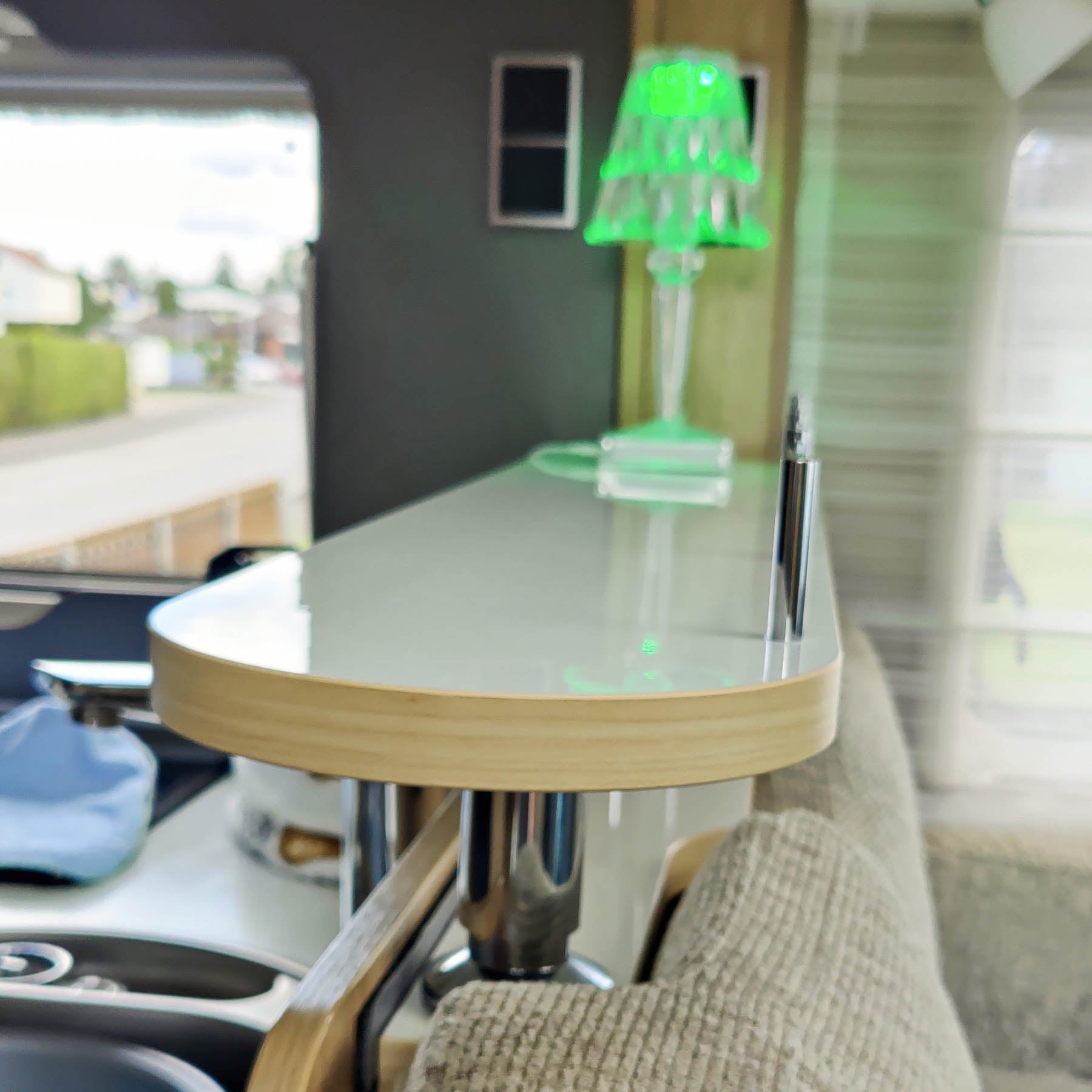 3045-2-teiliges Ablageboard für Hymer Modelle - Hochglanzweiß mit Kante in Ahorn hell / mit Reling