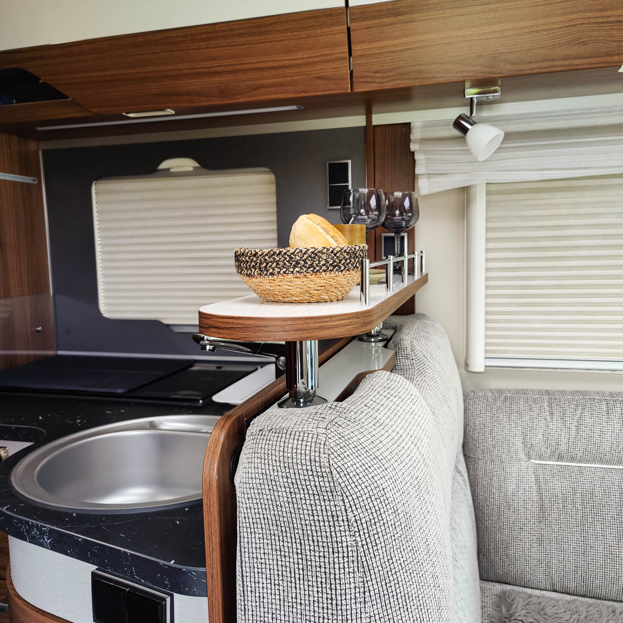 3047-2-teiliges Ablageboard für Hymer Modelle - Hochglanzweiß mit Kante in Madison Walnut / mit Reling