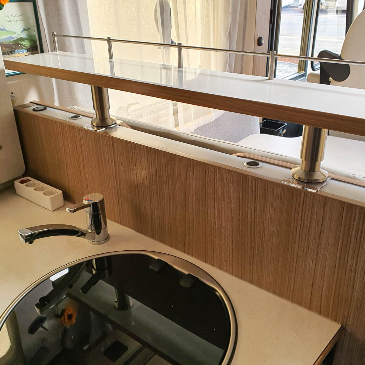 3061-Ablageboard für Carado Modelle von 2018 bis 2022 - Hochglanzweiß mit Kante in Kirsche/Havanna / mit Reling