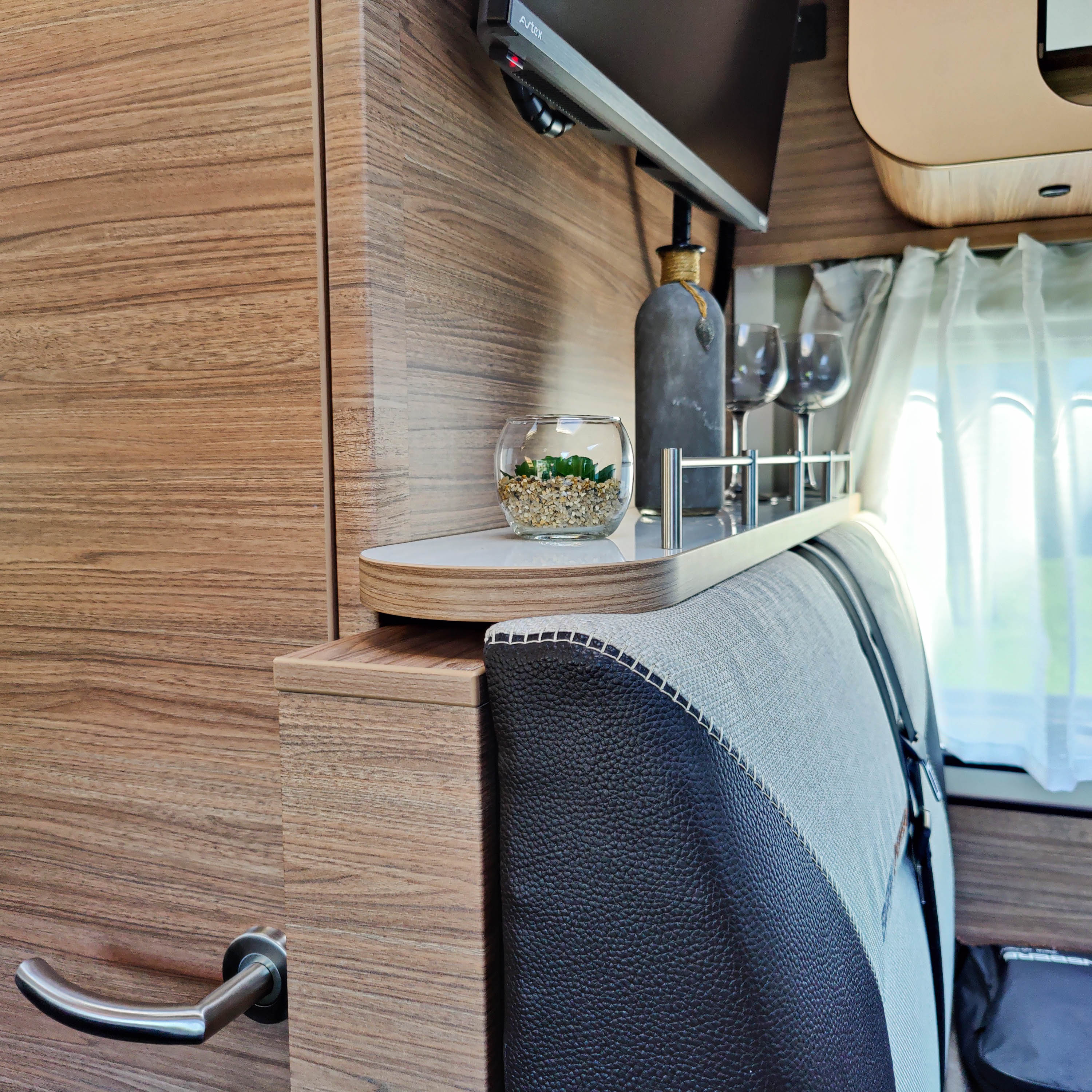 3319-Ablageboard für Weinsberg Pepper Edition - Hochglanzweiß mit Kante in Kirsche/Havanna / mit Reling