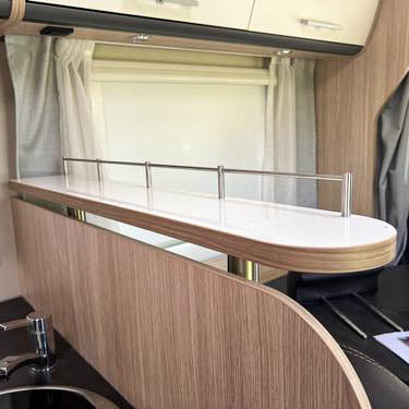 3367-Ablageboard für Sunlight Modelle von 2016 bis 2018 - Hochglanzweiß mit Kante in Kirsche/Havanna / mit Reling