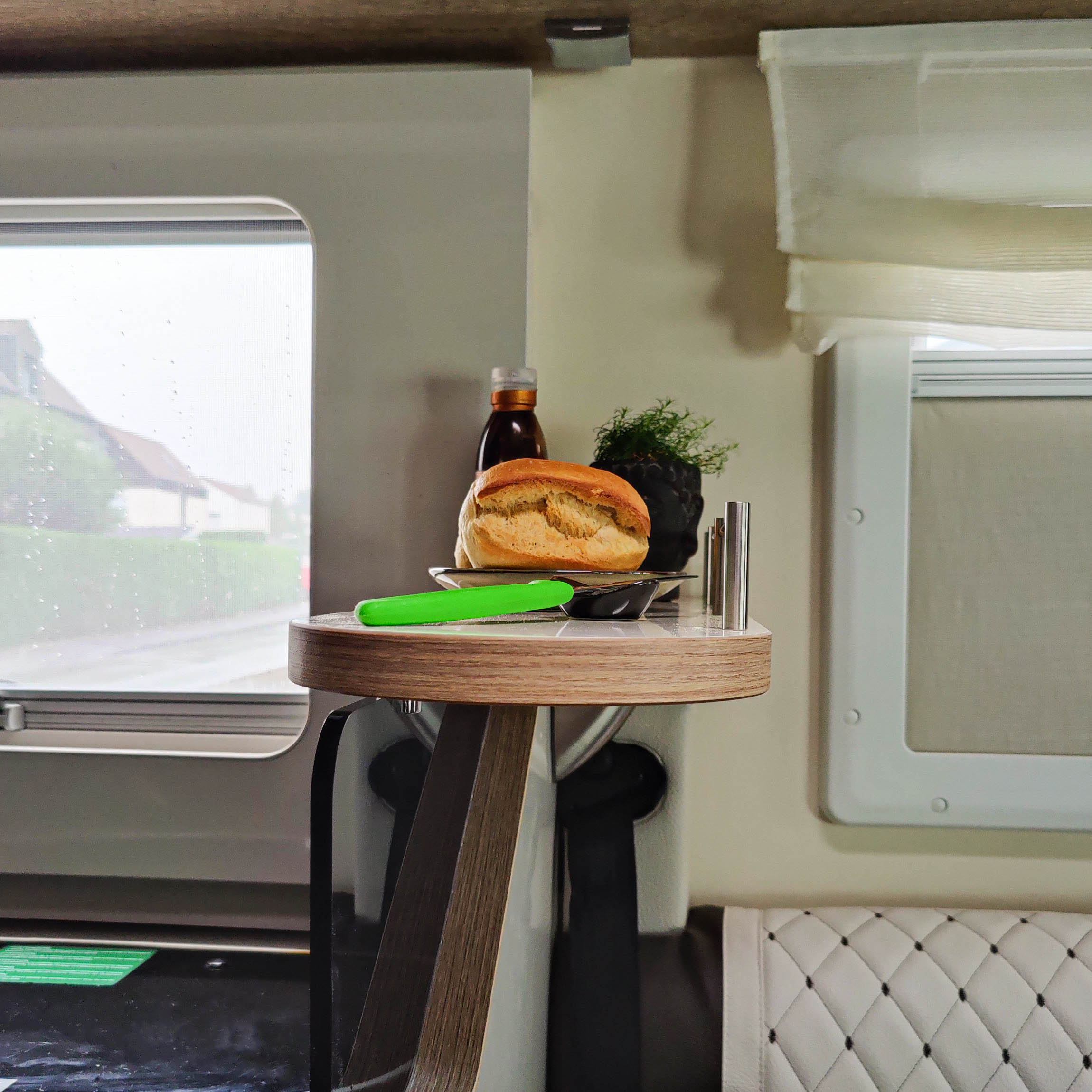 3374-Ablageboard für Mobilvetta Krosser und Kea Modelle mit Face to Face - Magnolie Hochglanz mit Kante in Rüster Salisbury / mit Reling