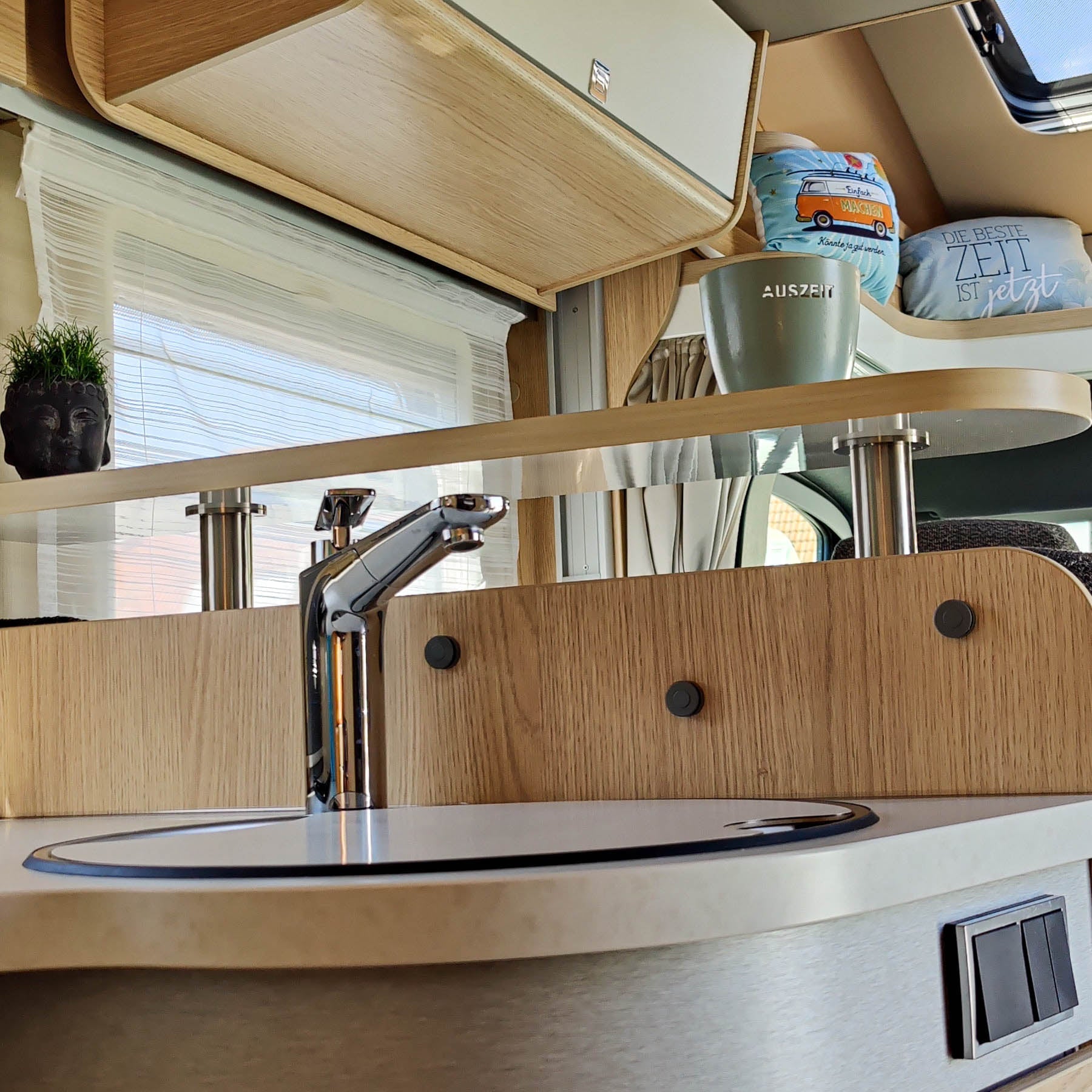 3043-2-teiliges Ablageboard für Hymer Modelle - Hochglanzweiß mit Kante in Ahorn hell / ohne Reling