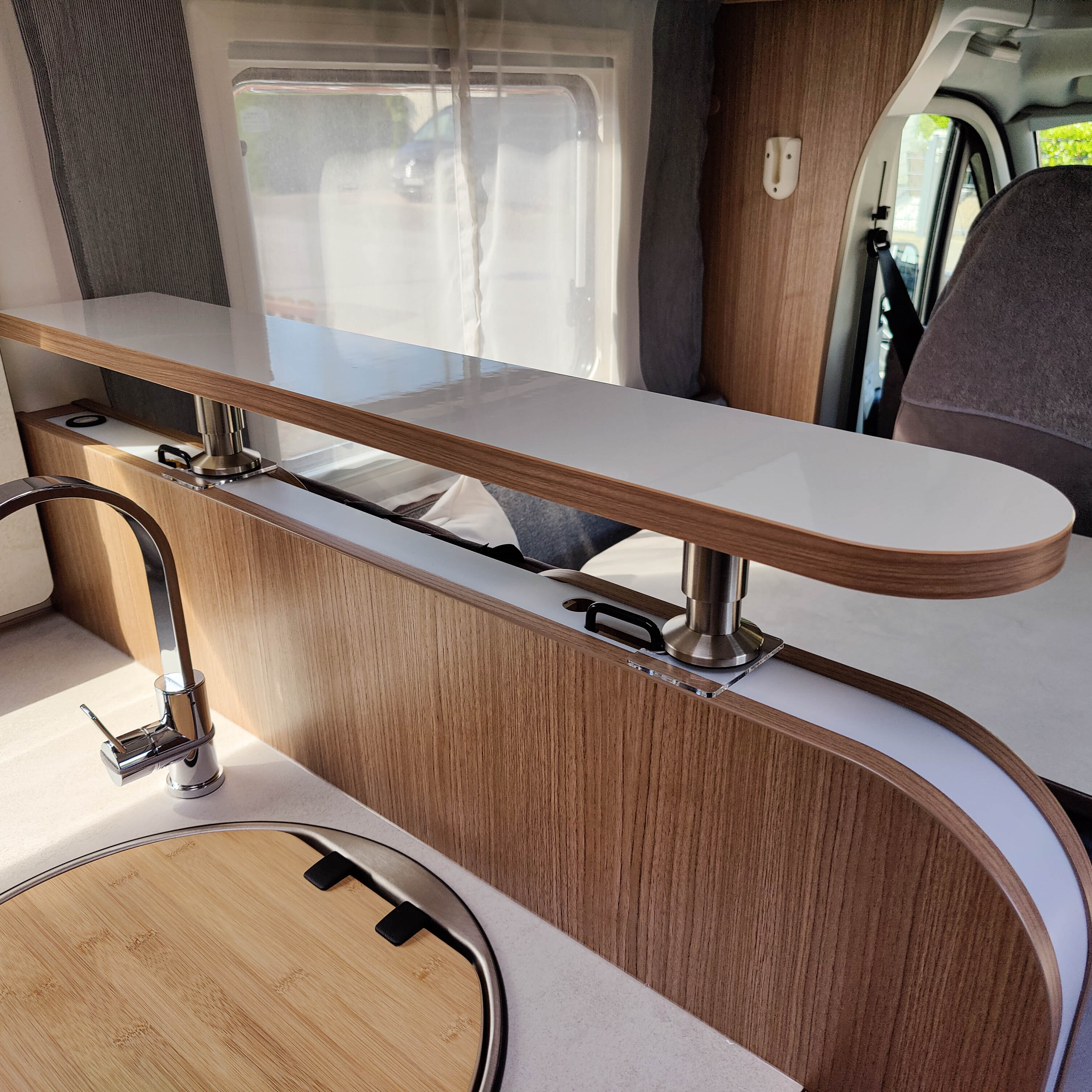 3068-Ablageboard für Carado Modelle von 2018 bis 2022 - Hochglanzweiß mit Kante in Kirsche/Havanna / ohne Reling