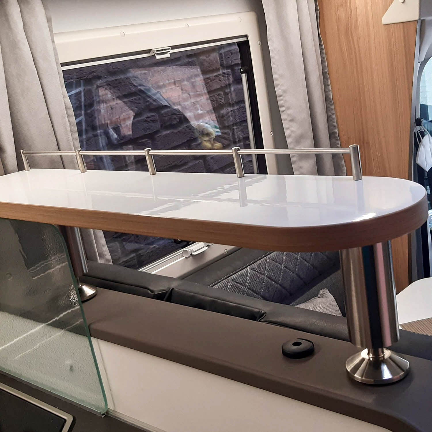 3073-Ablageboard für Adria XL Modelle - Hochglanzweiß mit Kante in Kirsche/Havanna / ohne Reling