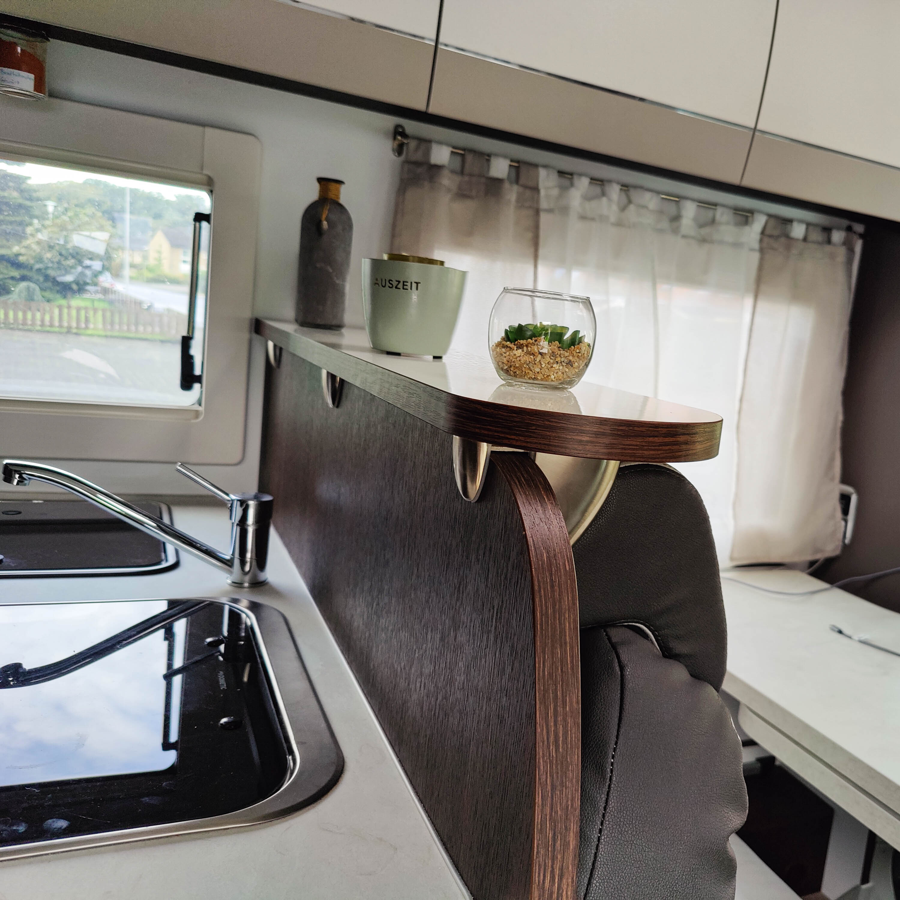 3438-Ablageboard für Benimar Wohnmobile - Hochglanzweiß mit Kante in Wenge Classic / ohne Reling