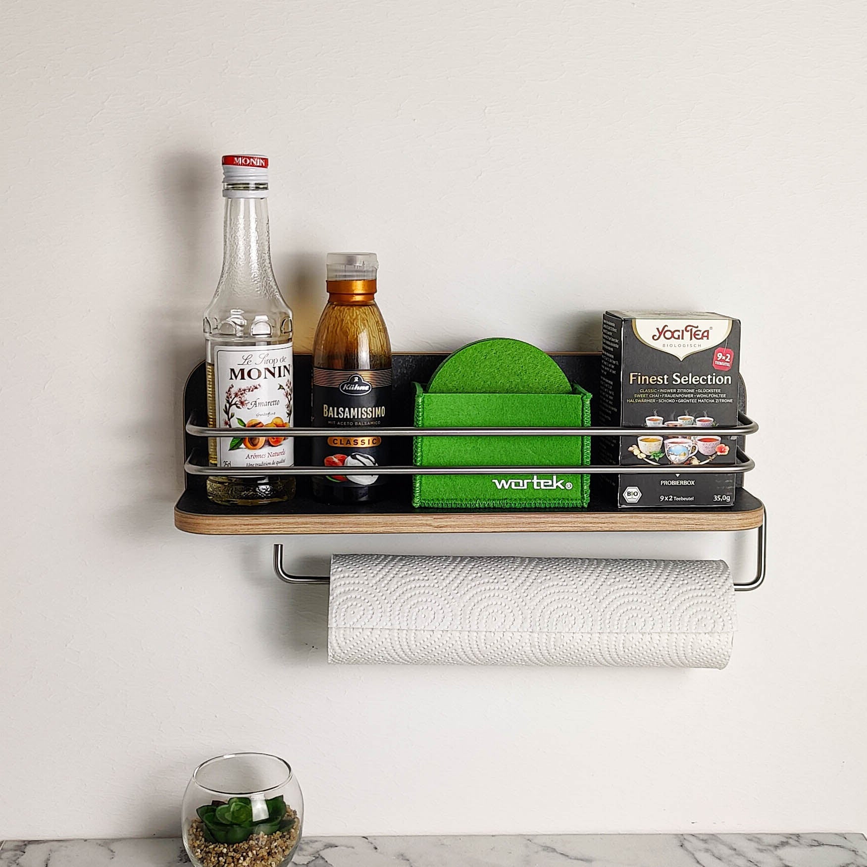 #farbe_Terrazzo Nero mit Kante in Rüster Salisbury und Edelstahlreling