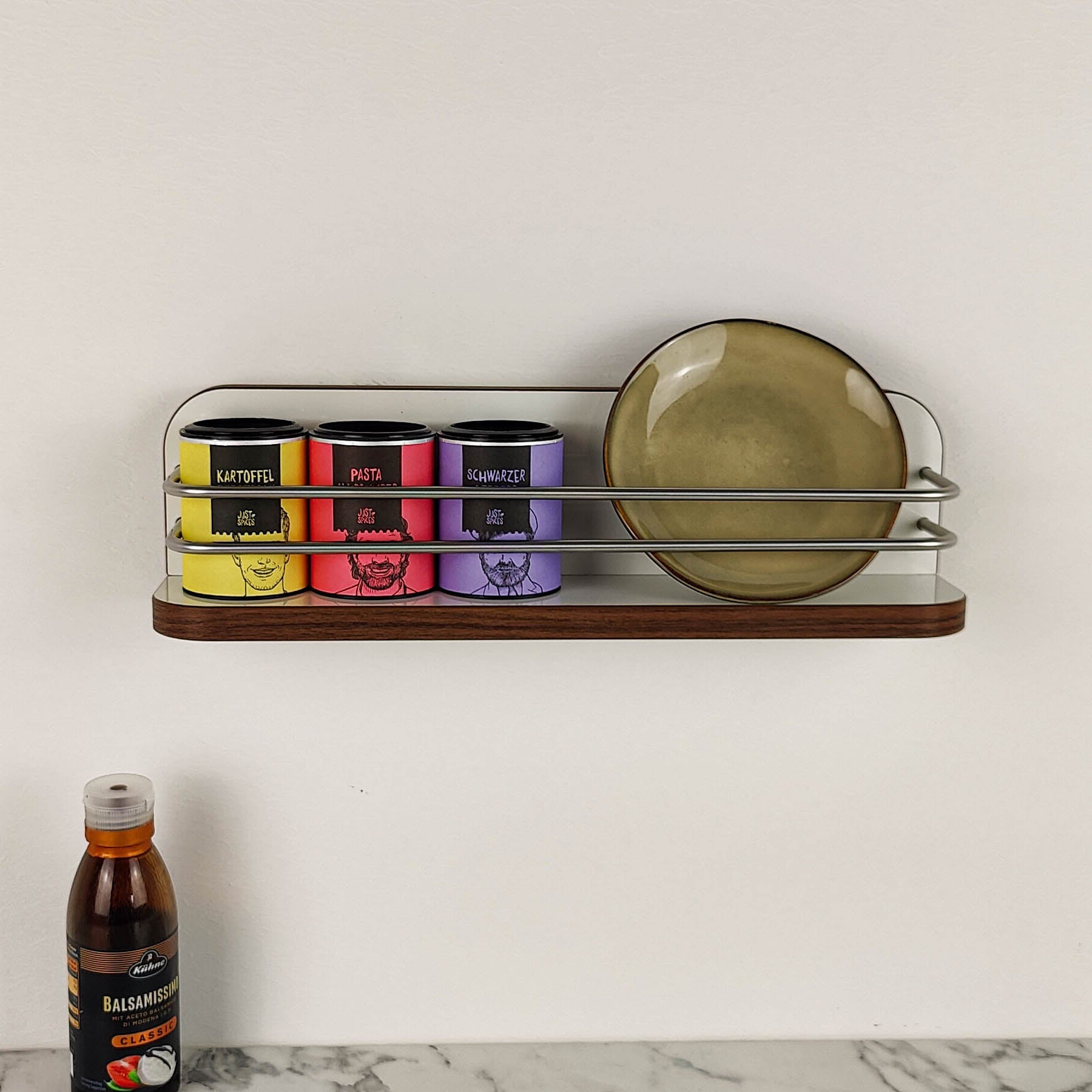 #farbe_Hochglanzweiß mit Kante in Madison Walnut und Edelstahlreling