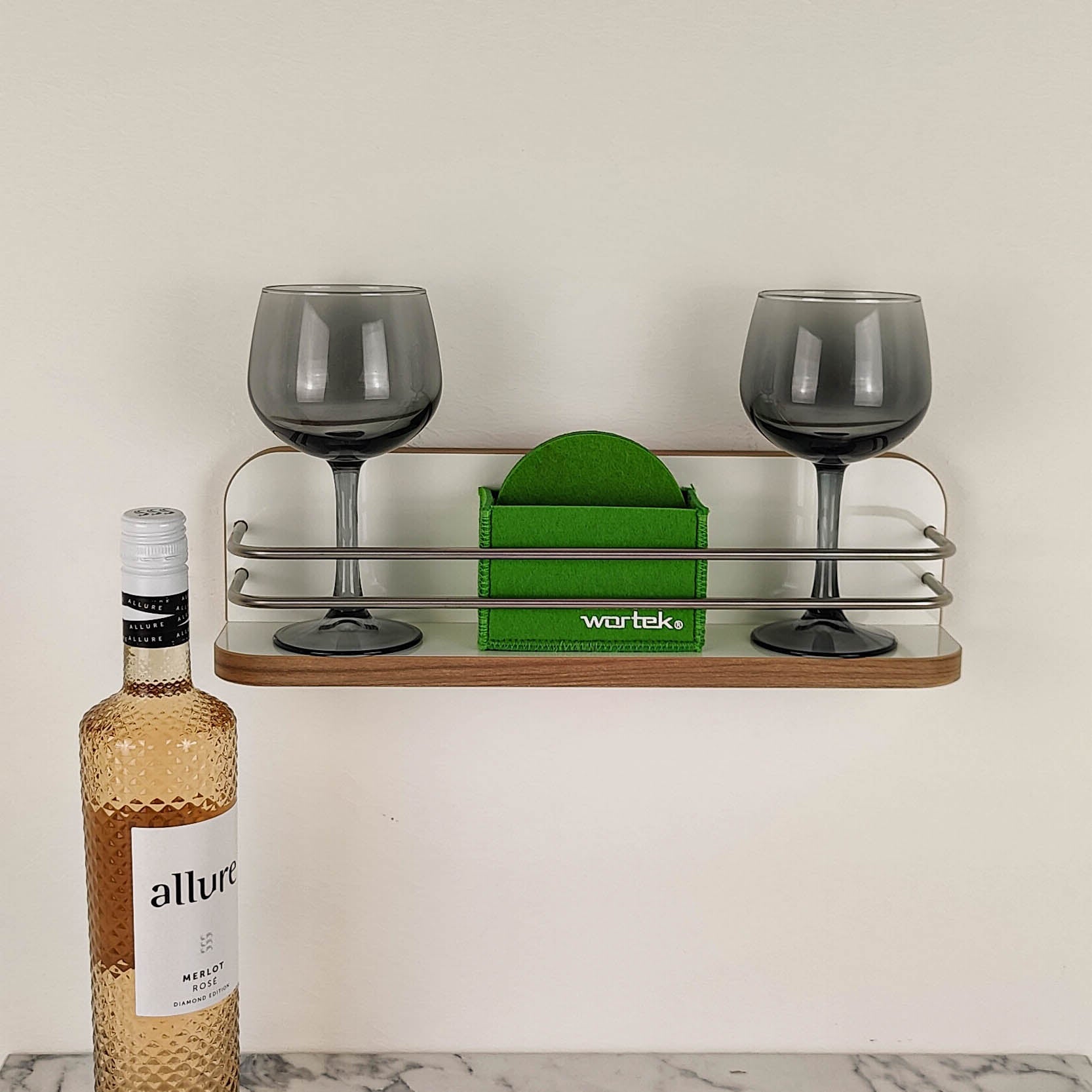 #farbe_Hochglanzweiß mit Kante in Kirsche/Havanna und Edelstahlreling