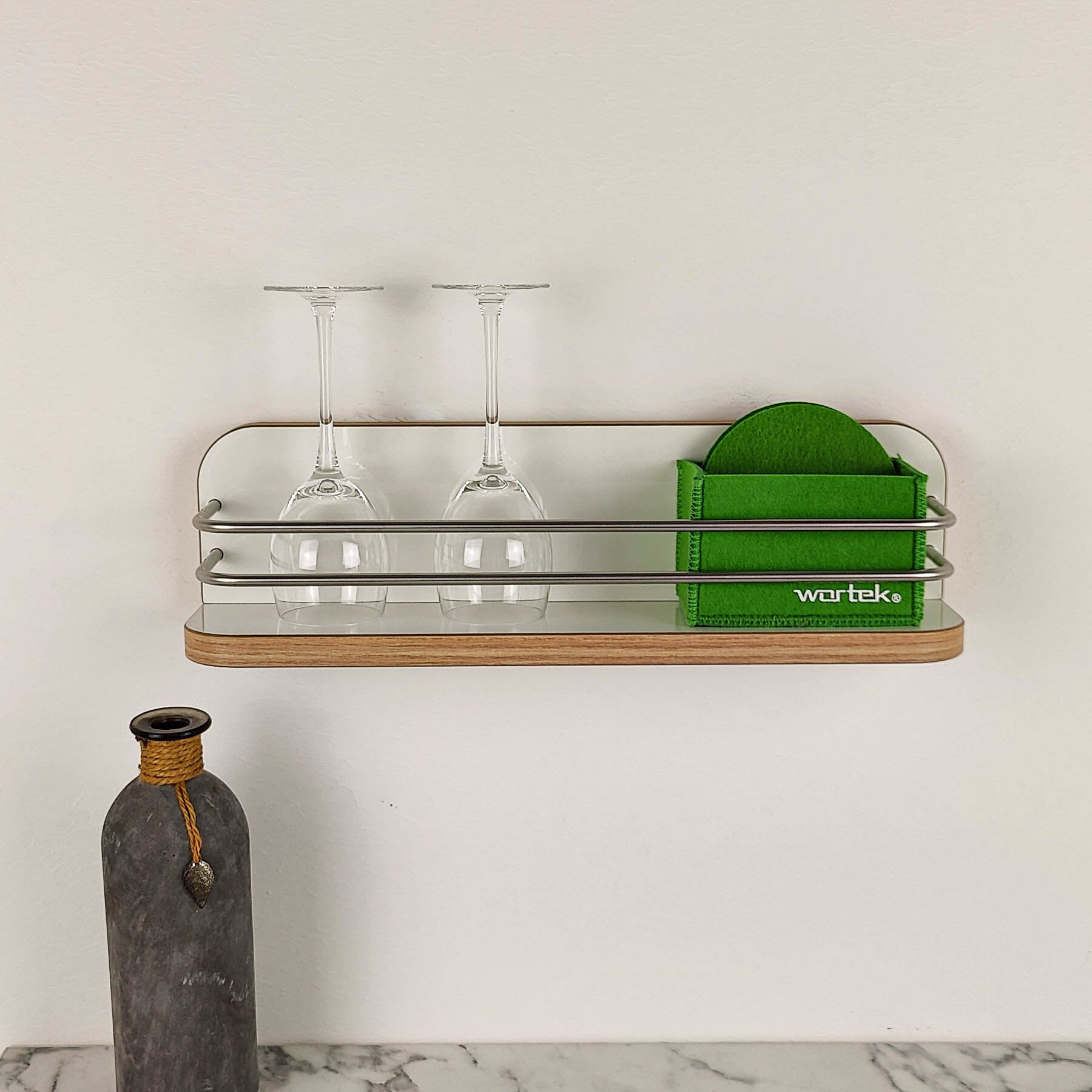 #farbe_Hochglanzweiß mit Kante in Rüster Salisbury und Edelstahlreling