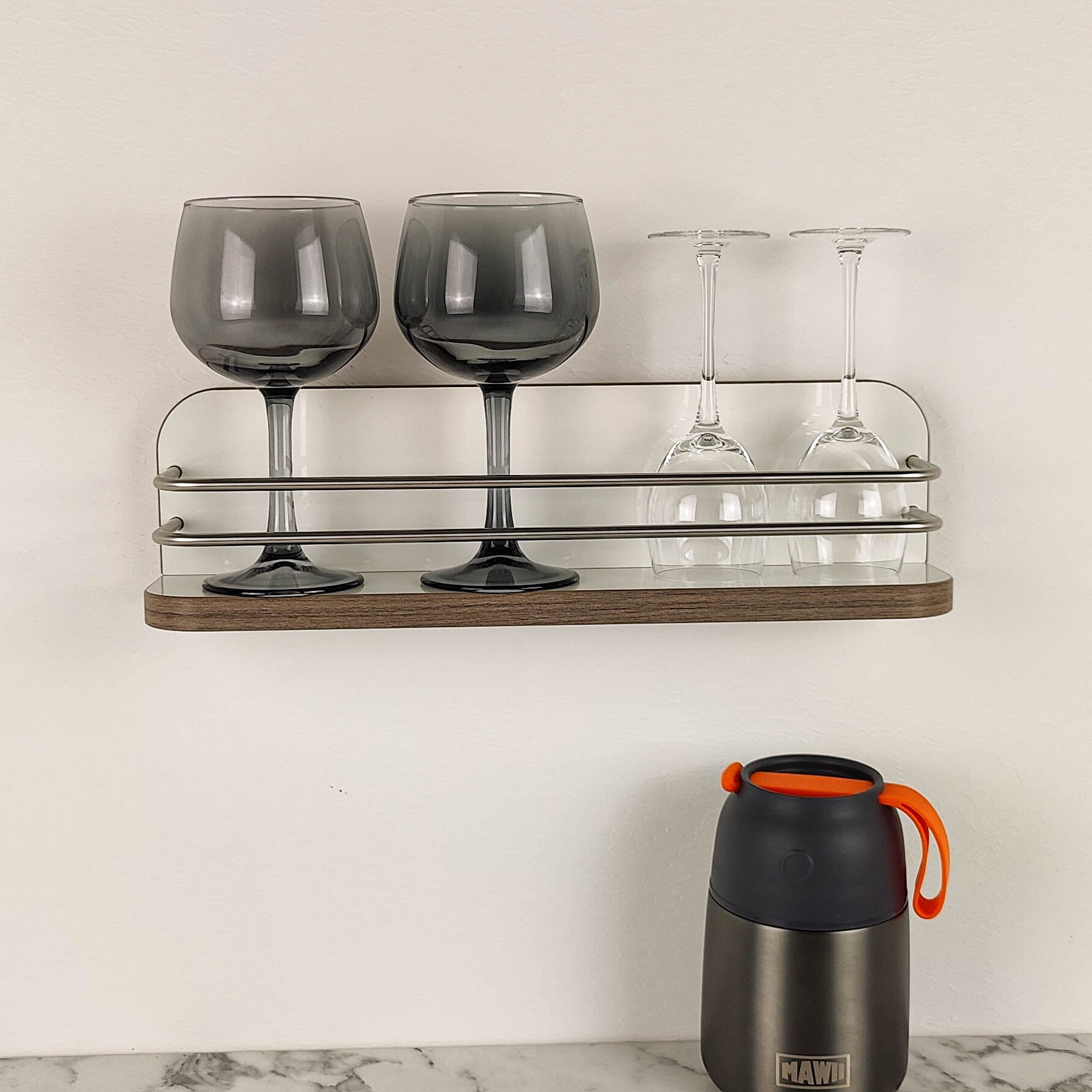 #farbe_Hochglanzweiß mit Kante in Ulme Trüffel und Edelstahlreling