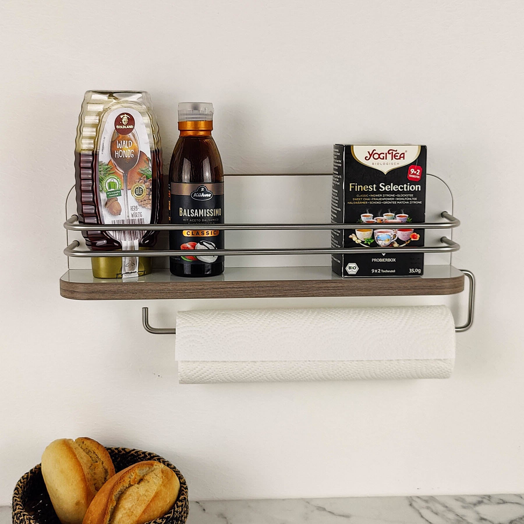 #farbe_Hochglanzweiß mit Kante in Ulme Trüffel und Edelstahlreling