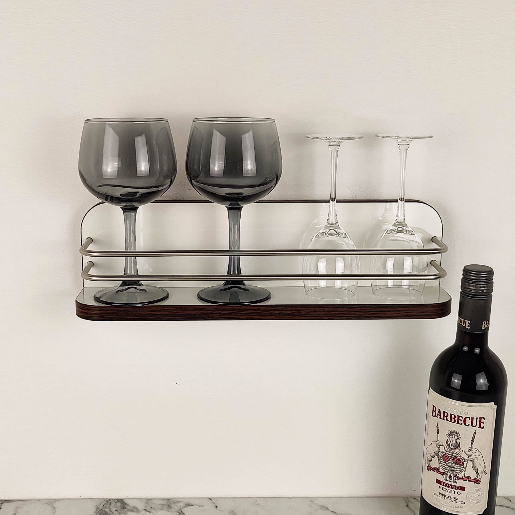 #farbe_Hochglanzweiß mit Kante in Wenge Classic und Edelstahlreling