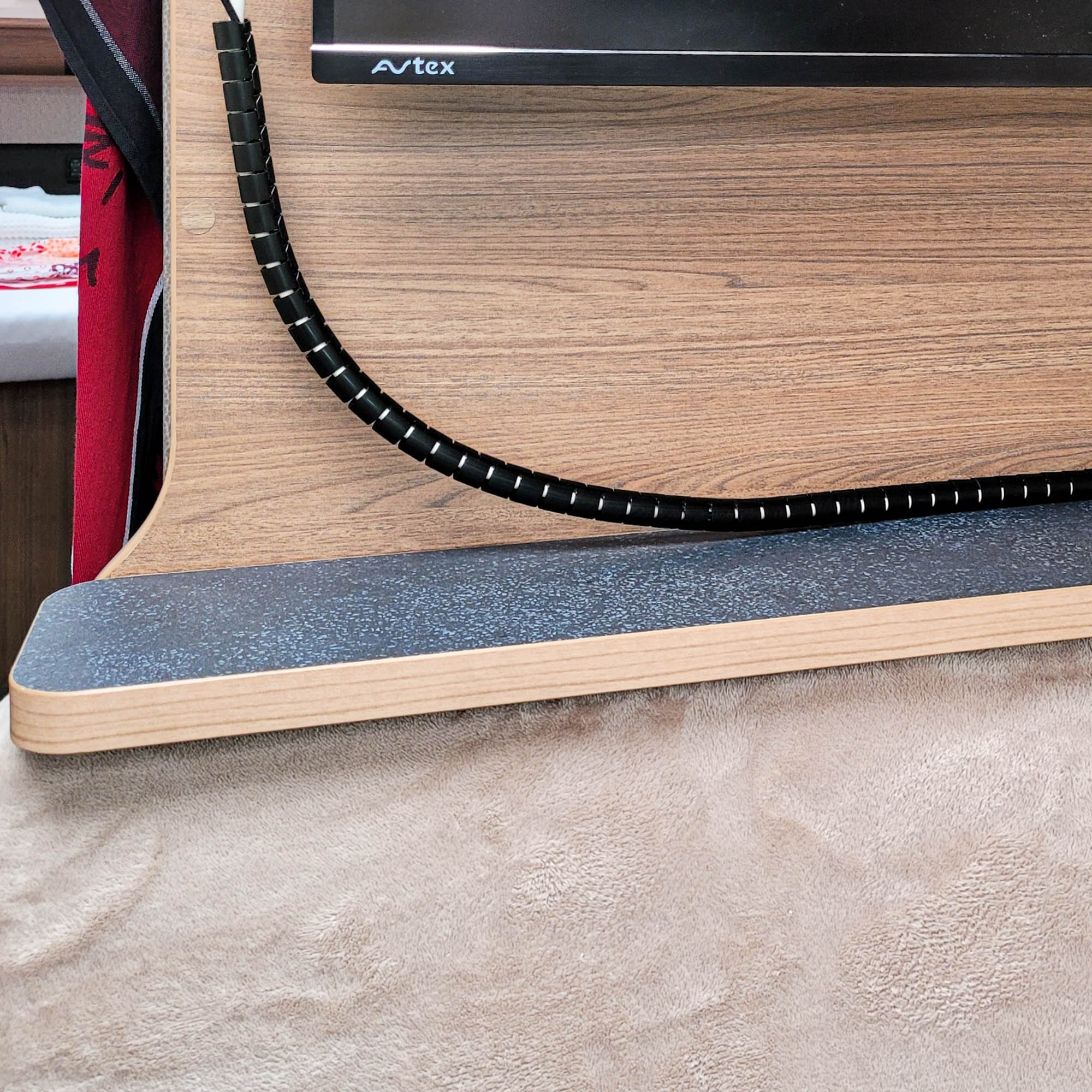 Ablageboard trotz Kabel im Vansation