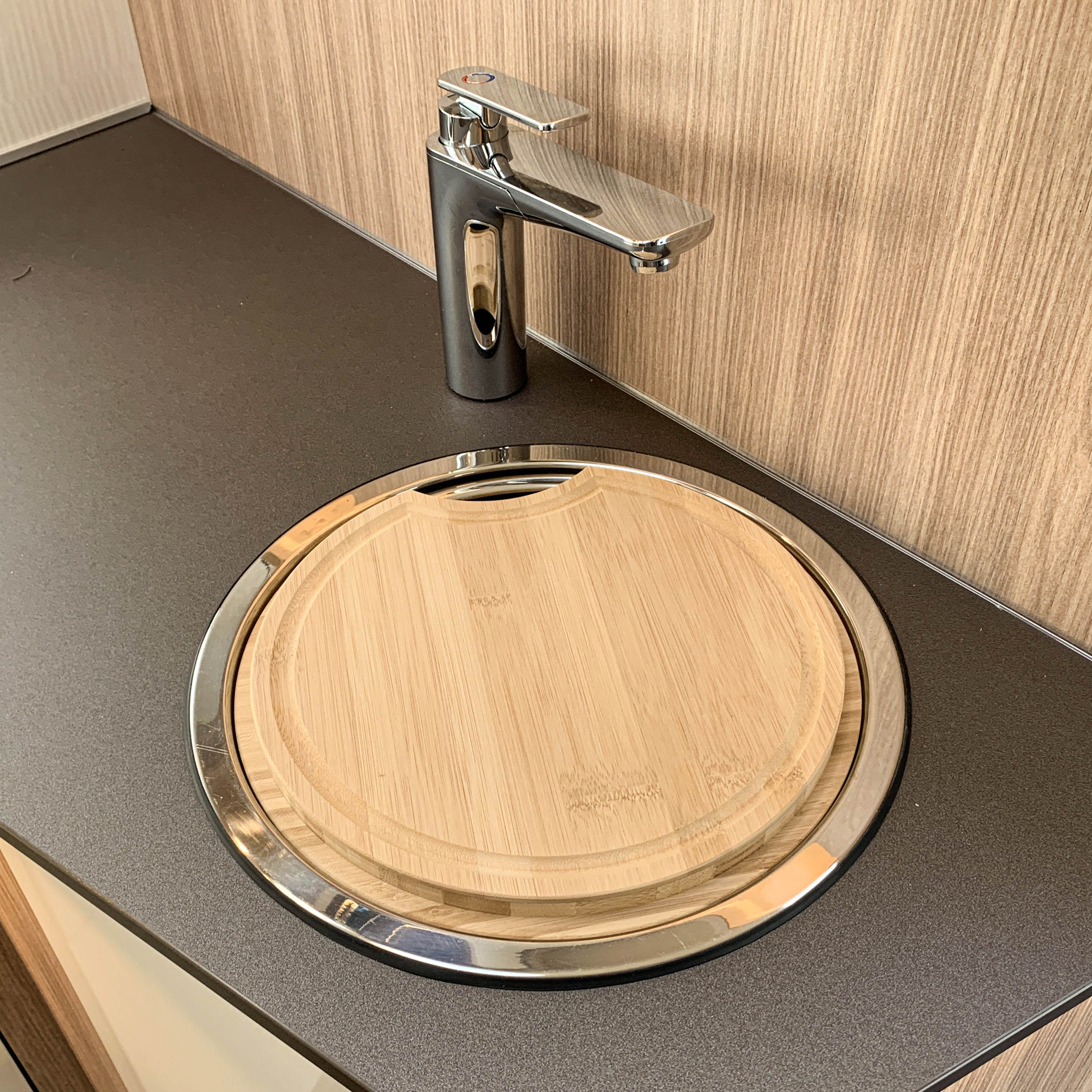 Planche à découper en bambou foncé pour Bürstner