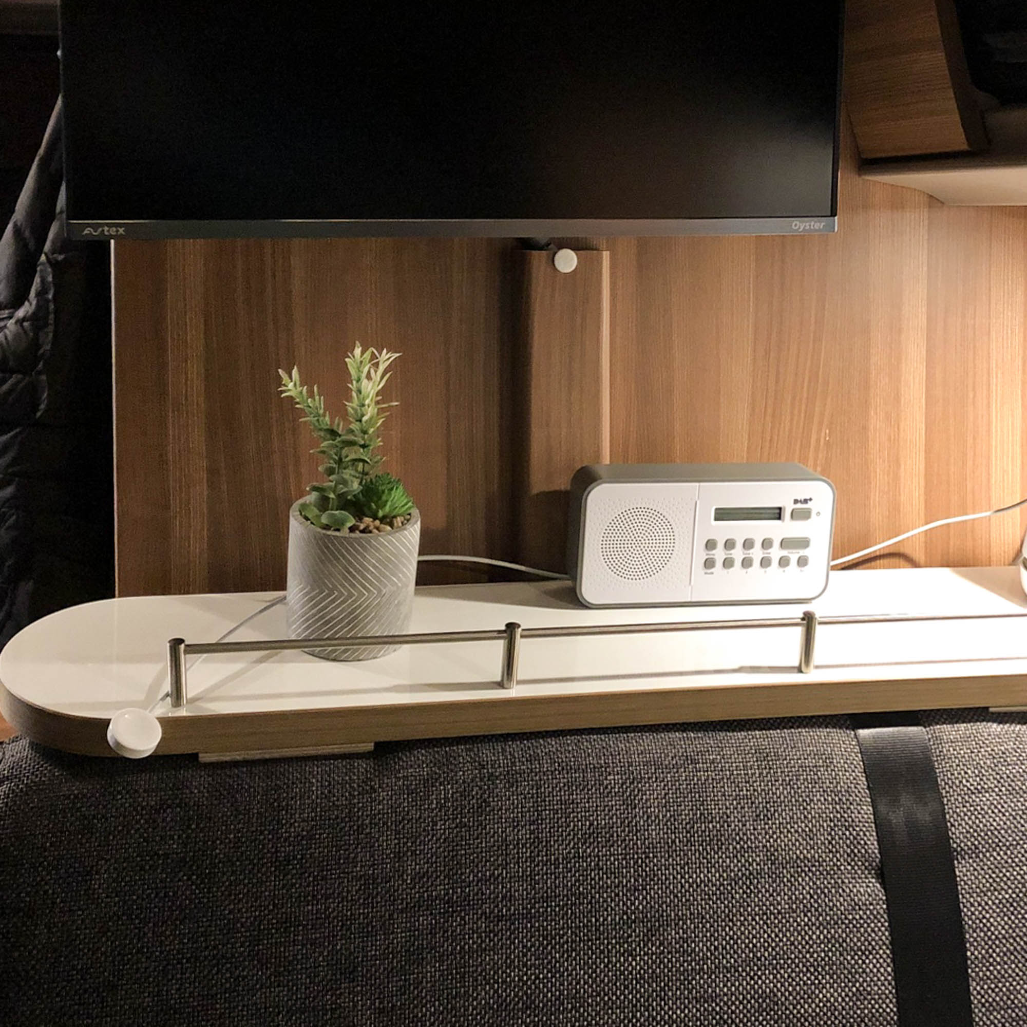 Ablageboard für Deko und Radio im Knaus