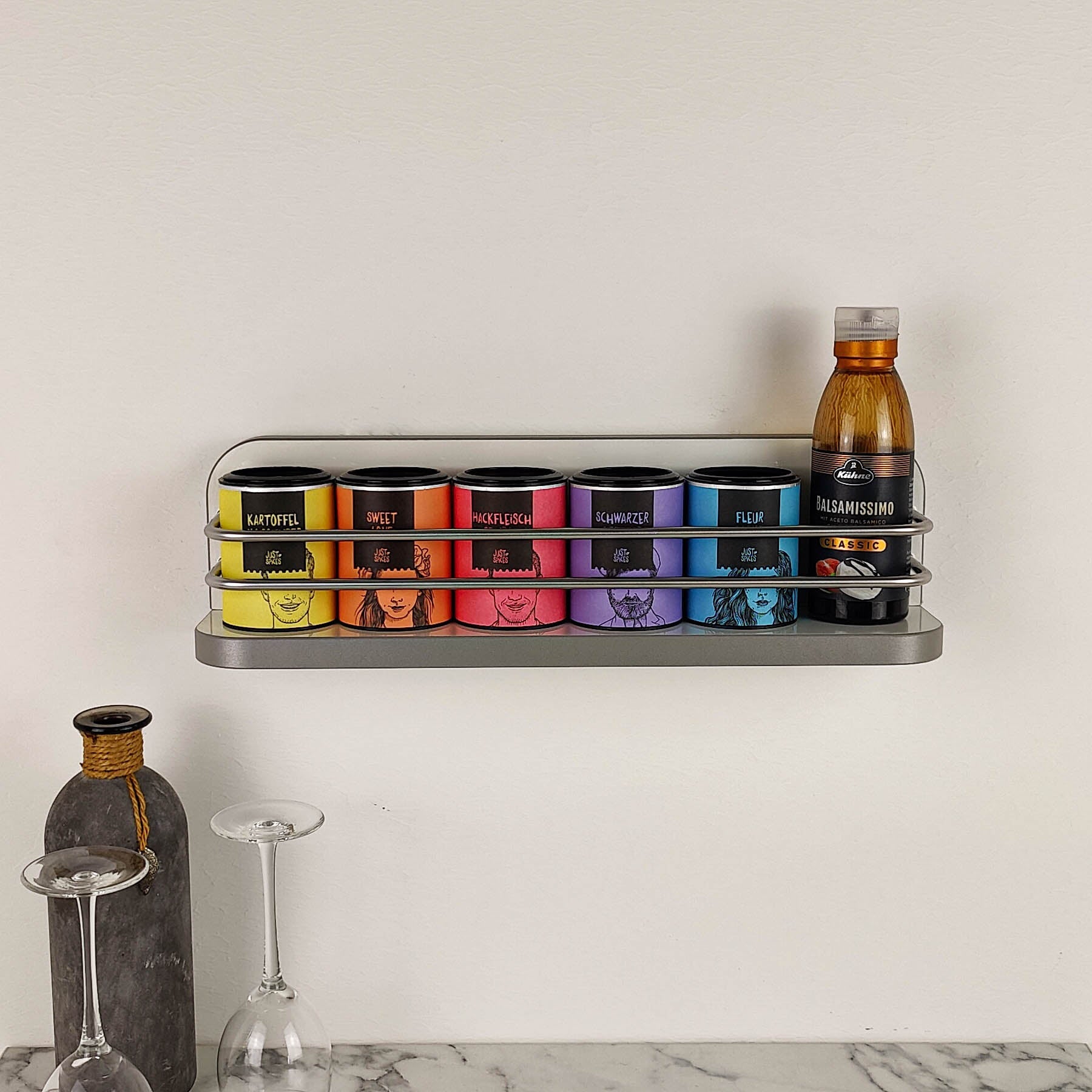 #farbe_Hochglanzweiß mit Kante in Grau/Anthrazit und Edelstahlreling