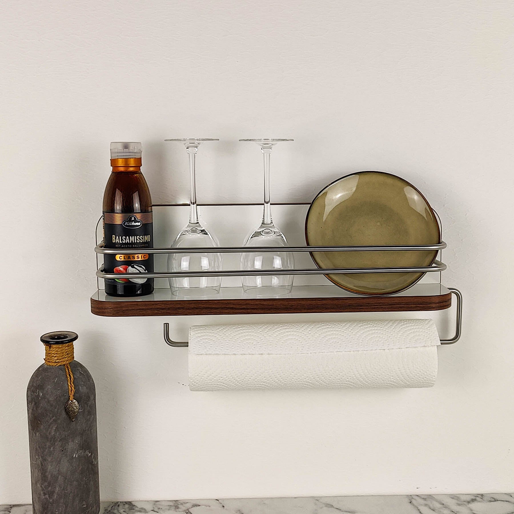 #farbe_Hochglanzweiß mit Kante in Madison Walnut und Edelstahlreling