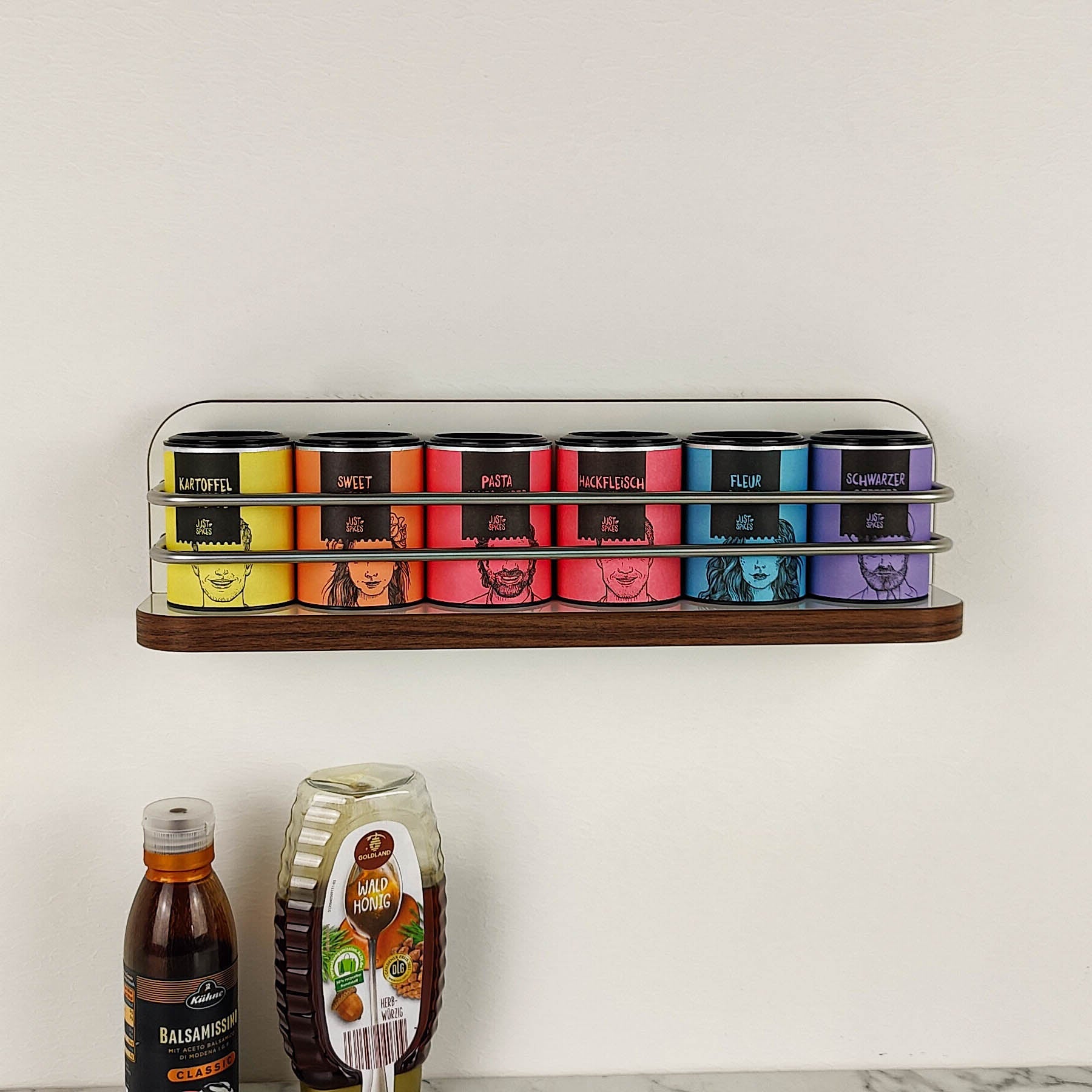 #farbe_Hochglanzweiß mit Kante in Madison Walnut und Edelstahlreling