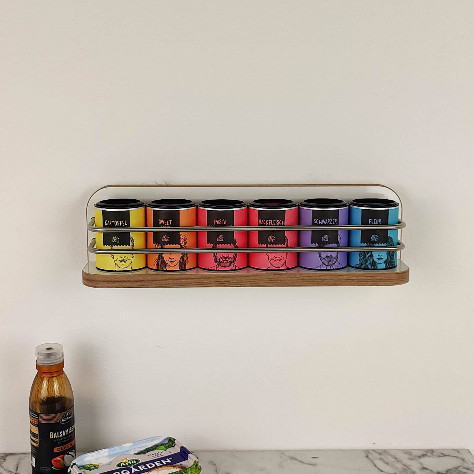 #farbe_Hochglanzweiß mit Kante in Kirsche/Havanna und Edelstahlreling