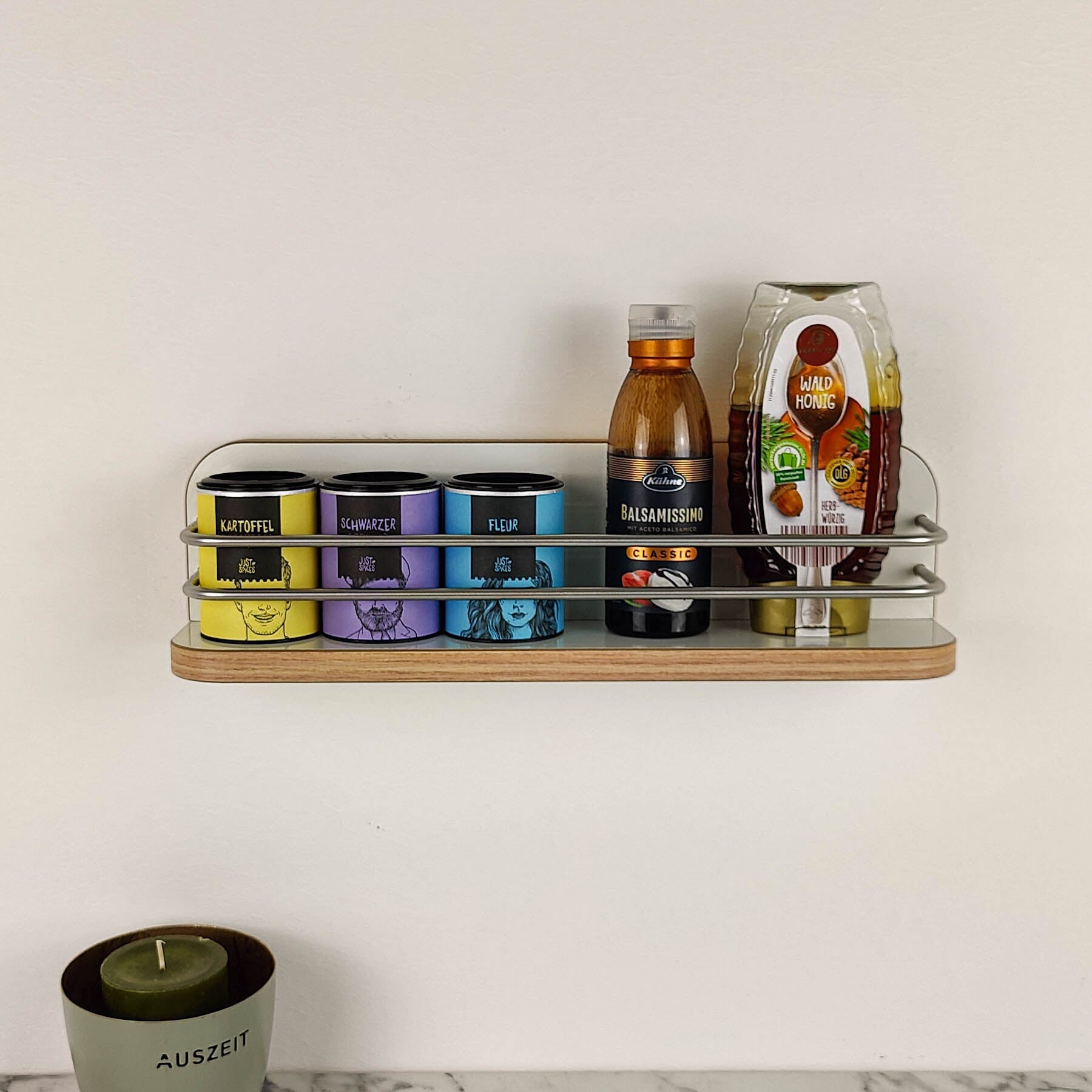 #farbe_Hochglanzweiß mit Kante in Rüster Salisbury und Edelstahlreling