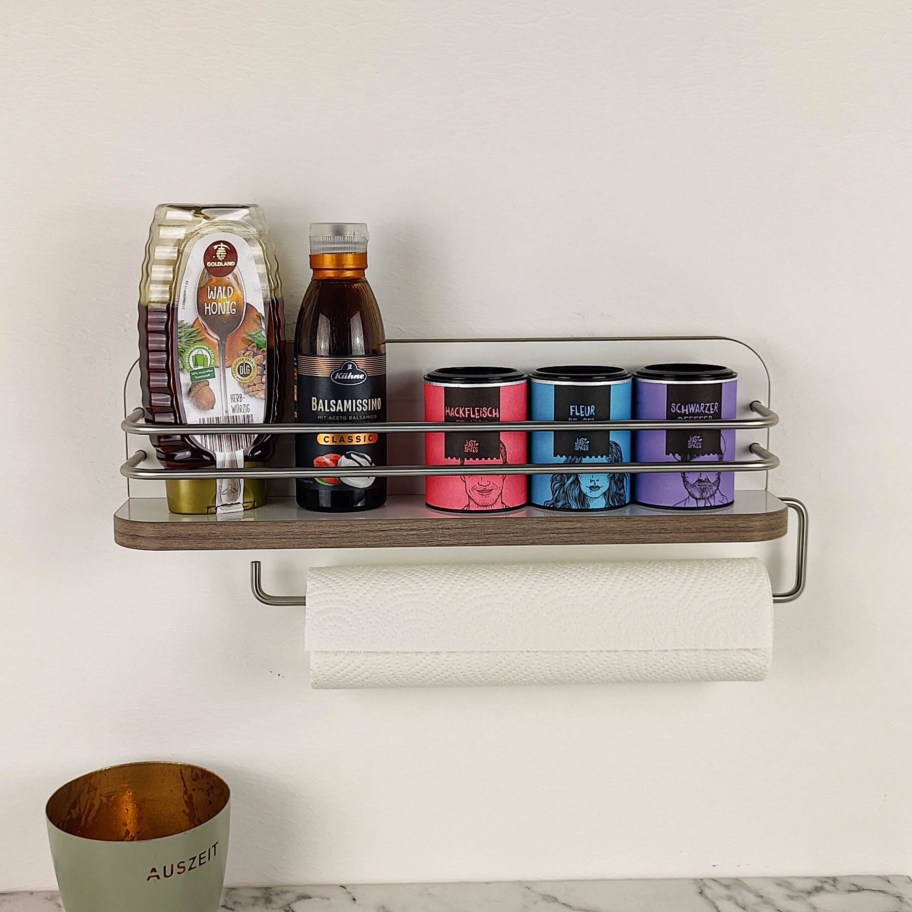 #farbe_Hochglanzweiß mit Kante in Ulme Trüffel und Edelstahlreling