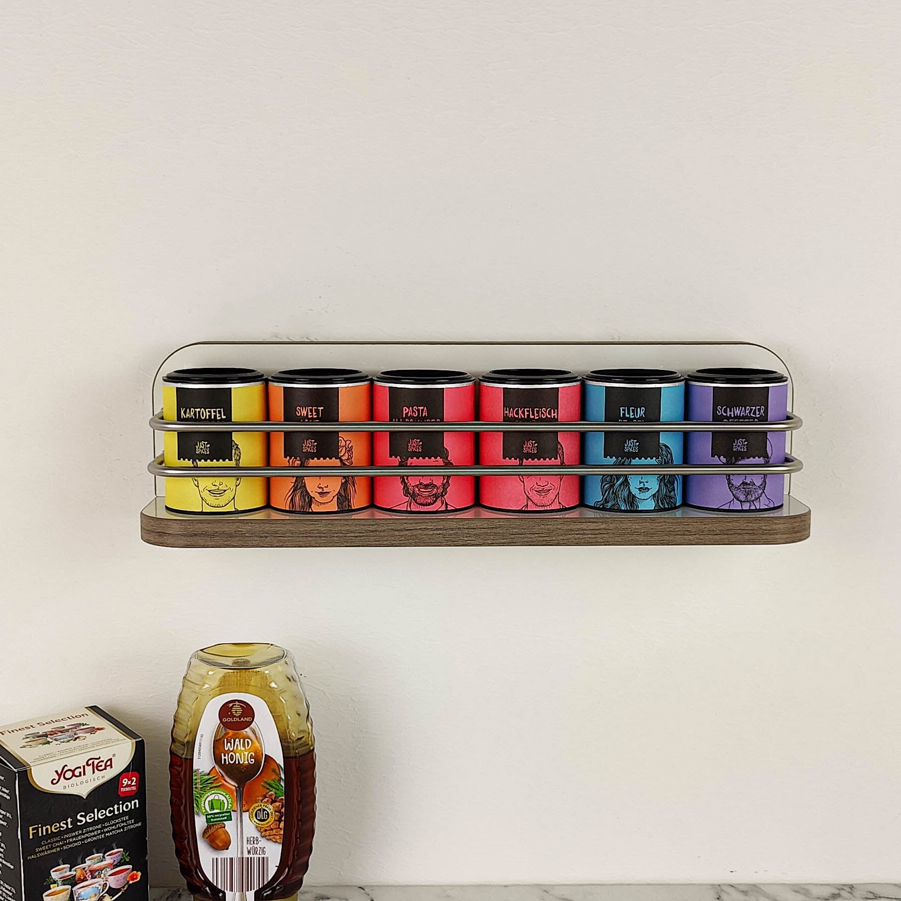 #farbe_Hochglanzweiß mit Kante in Ulme Trüffel und Edelstahlreling