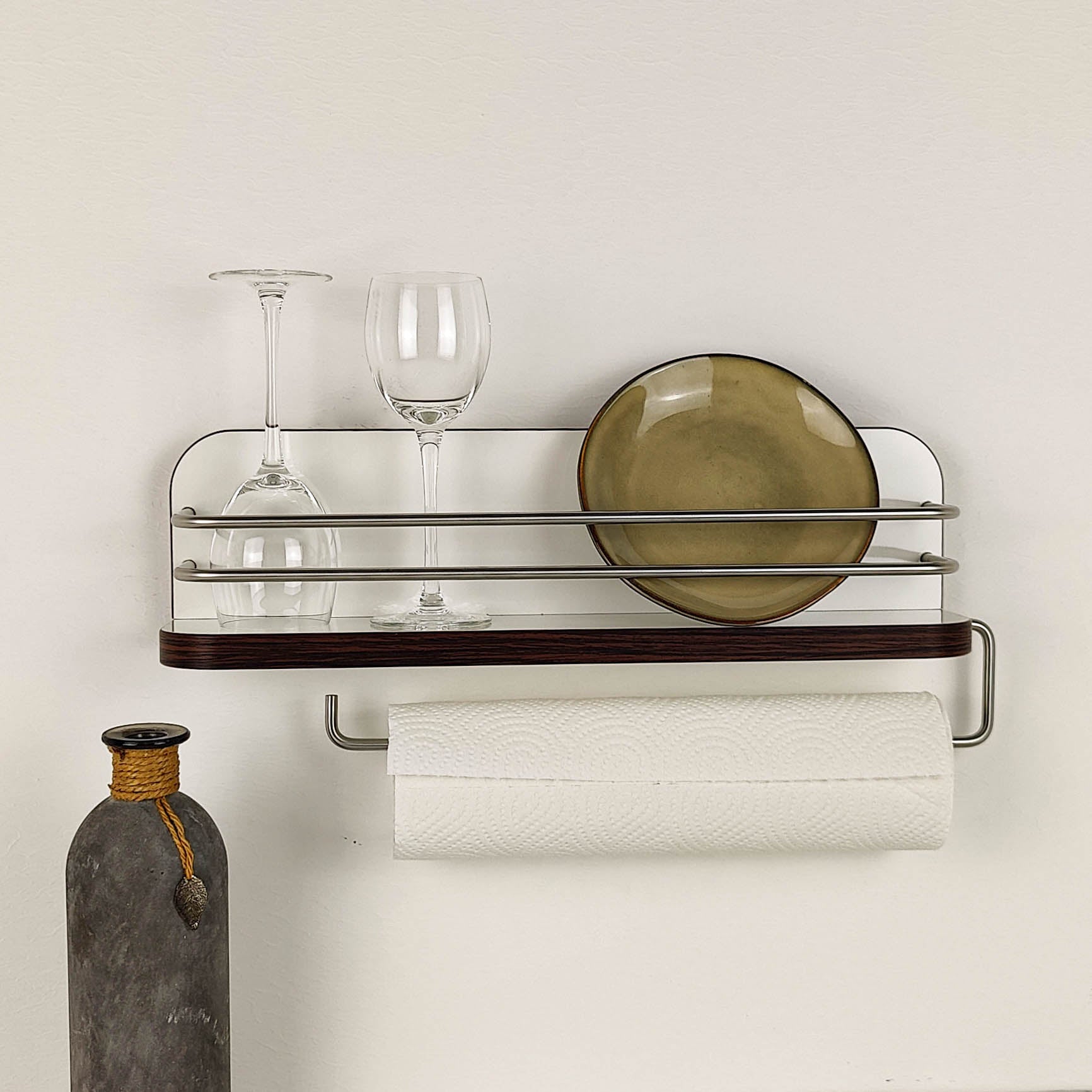 #farbe_Hochglanzweiß mit Kante in Wenge Classic und Edelstahlreling