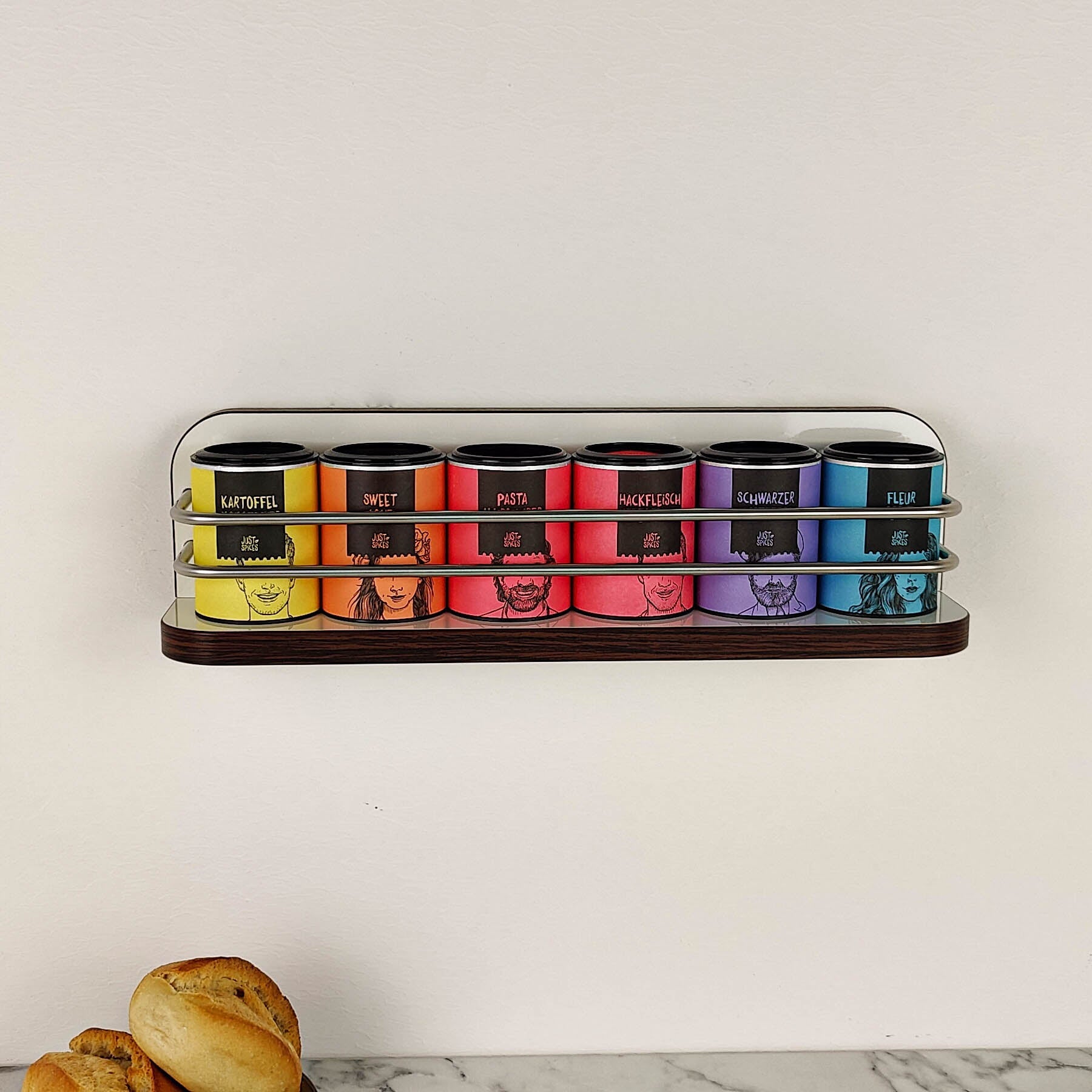 #farbe_Hochglanzweiß mit Kante in Wenge Classic und Edelstahlreling