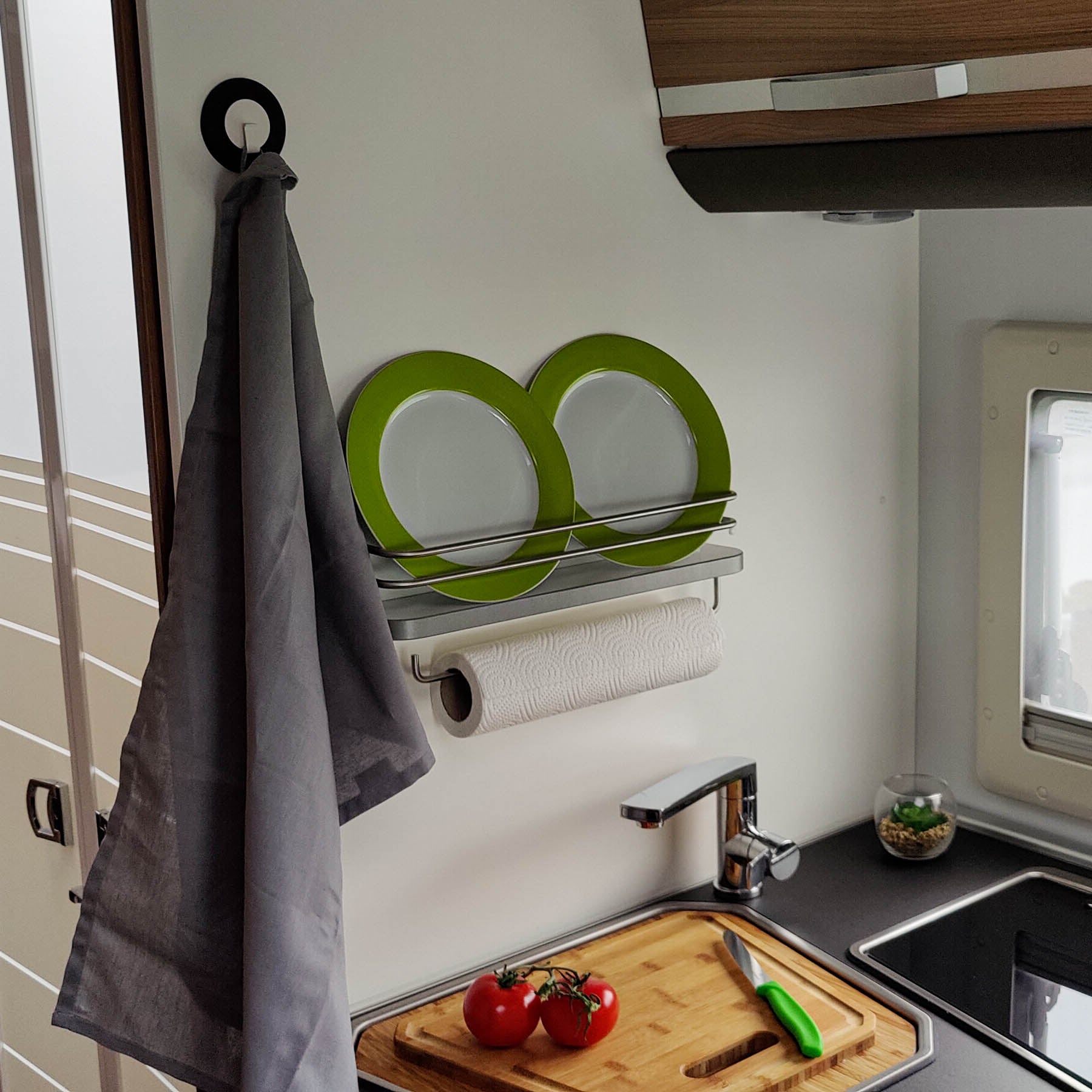 #farbe_Hochglanzweiß mit Kante in Grau/Anthrazit und Edelstahlreling