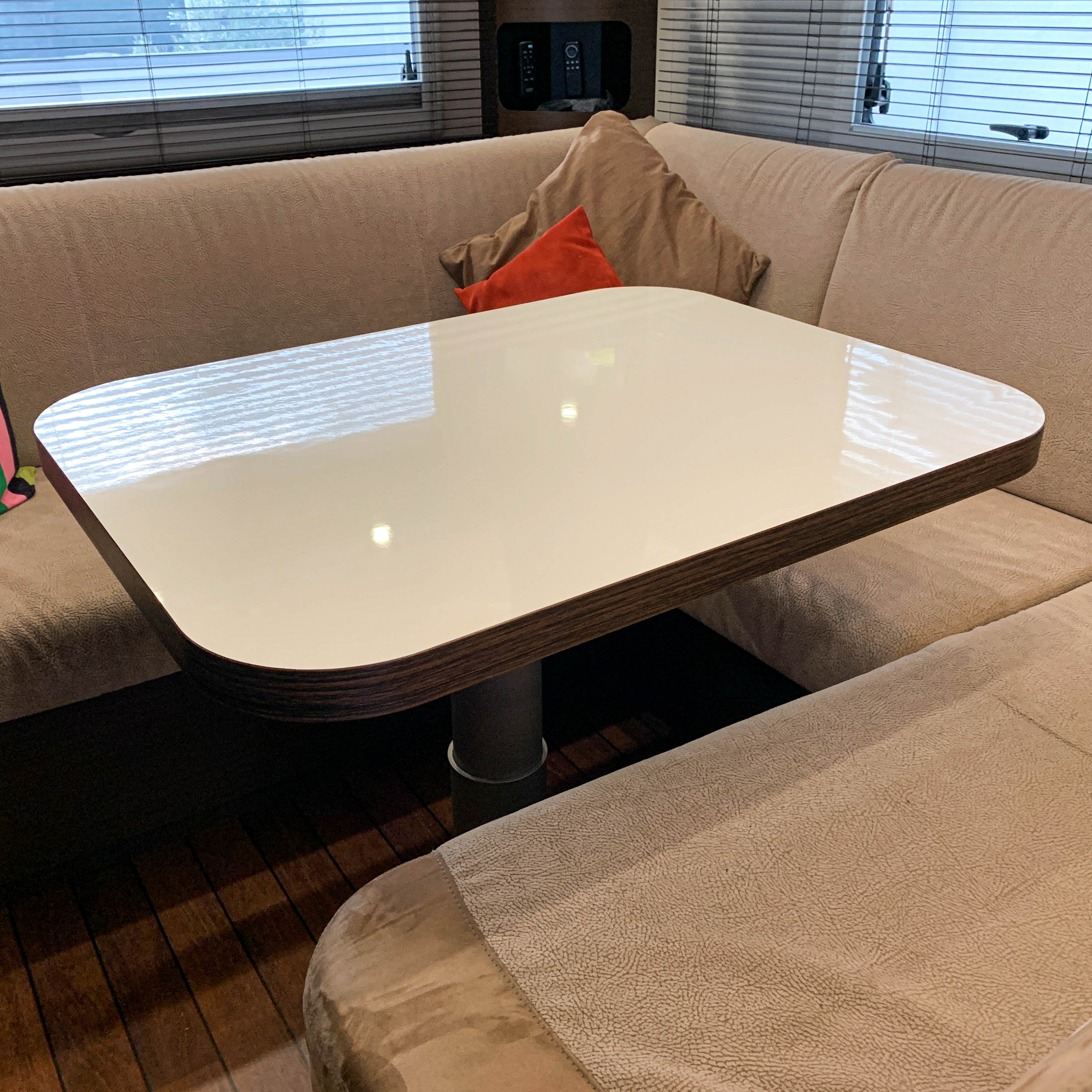 Tischplatte für Wohnmobil und Wohnwagen mit vier großen Radien