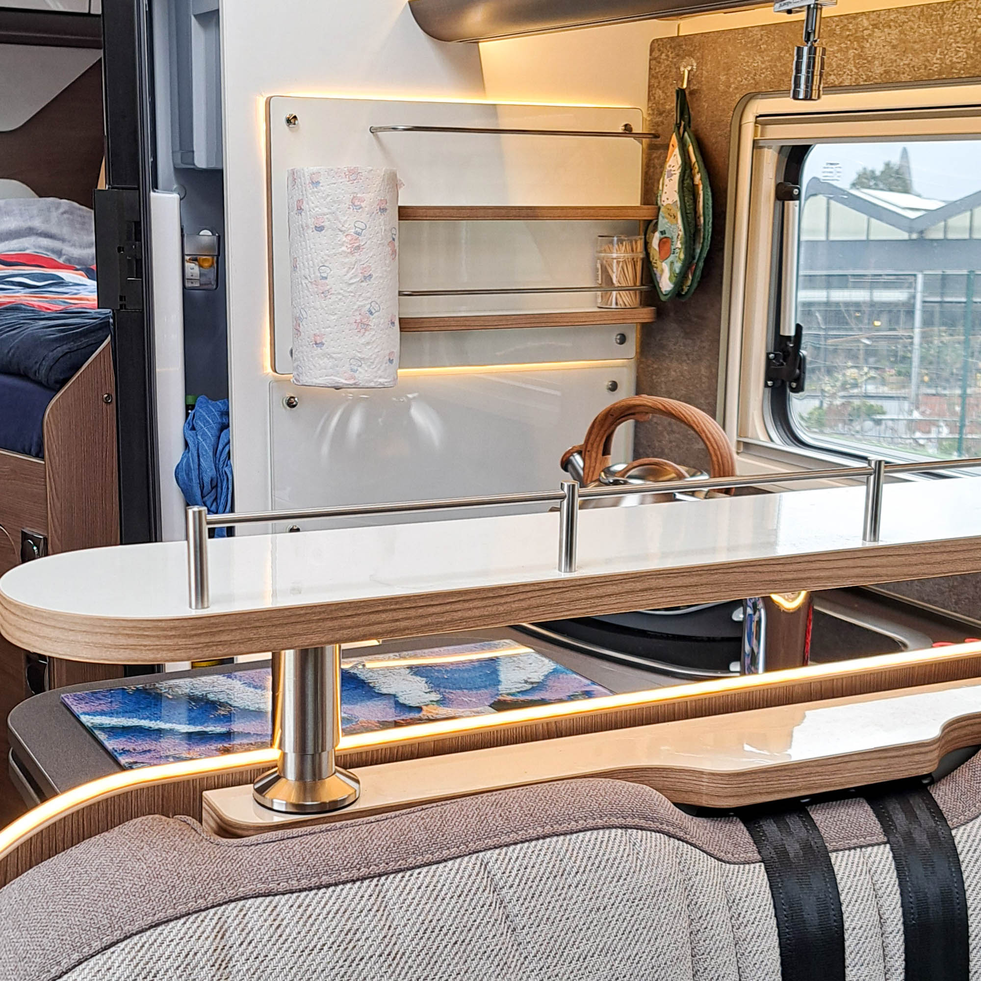 Étagère au lieu de porte-capsule avec porte-rouleau