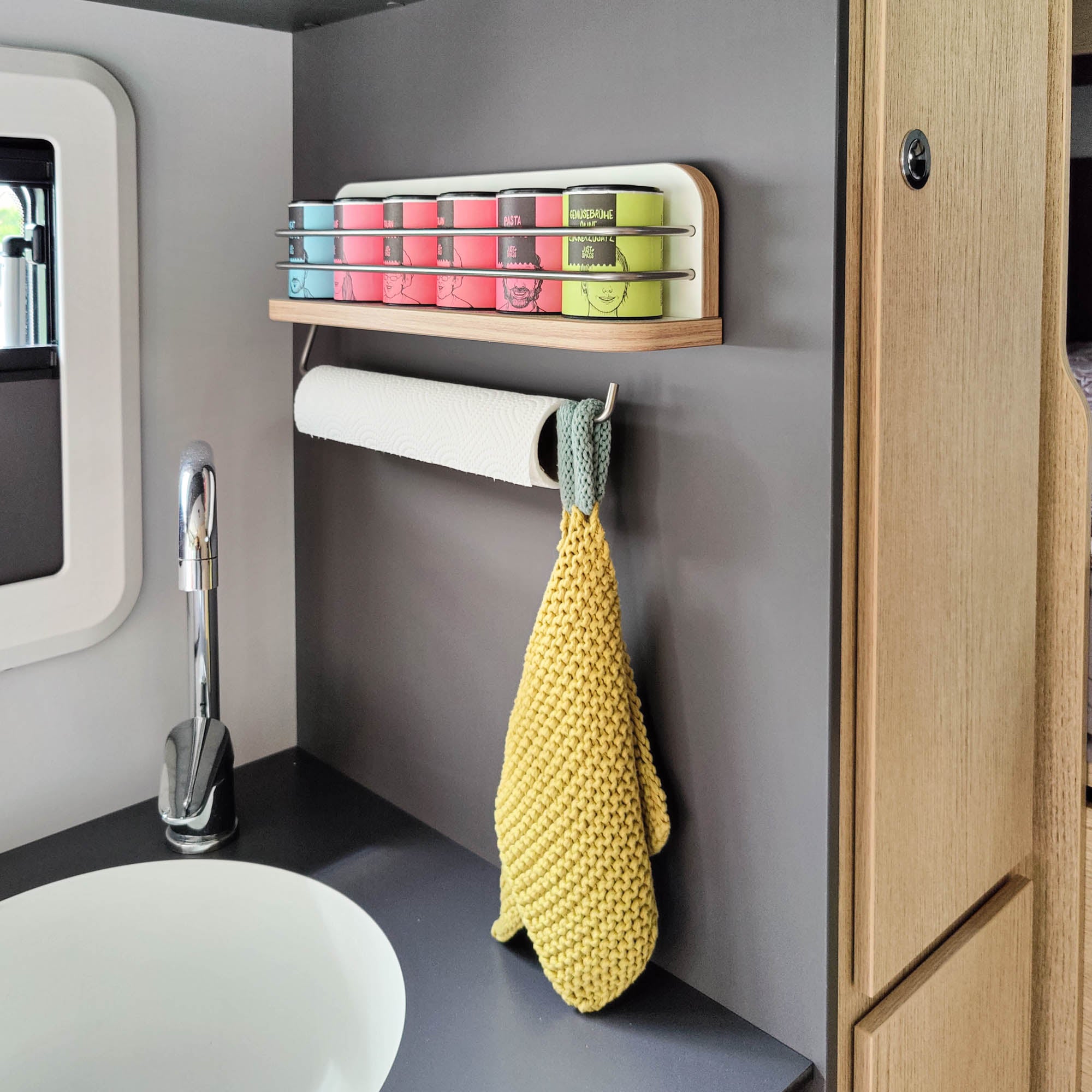 #farbe_Hochglanzweiß mit Kante in Rüster Salisbury und Edelstahlreling