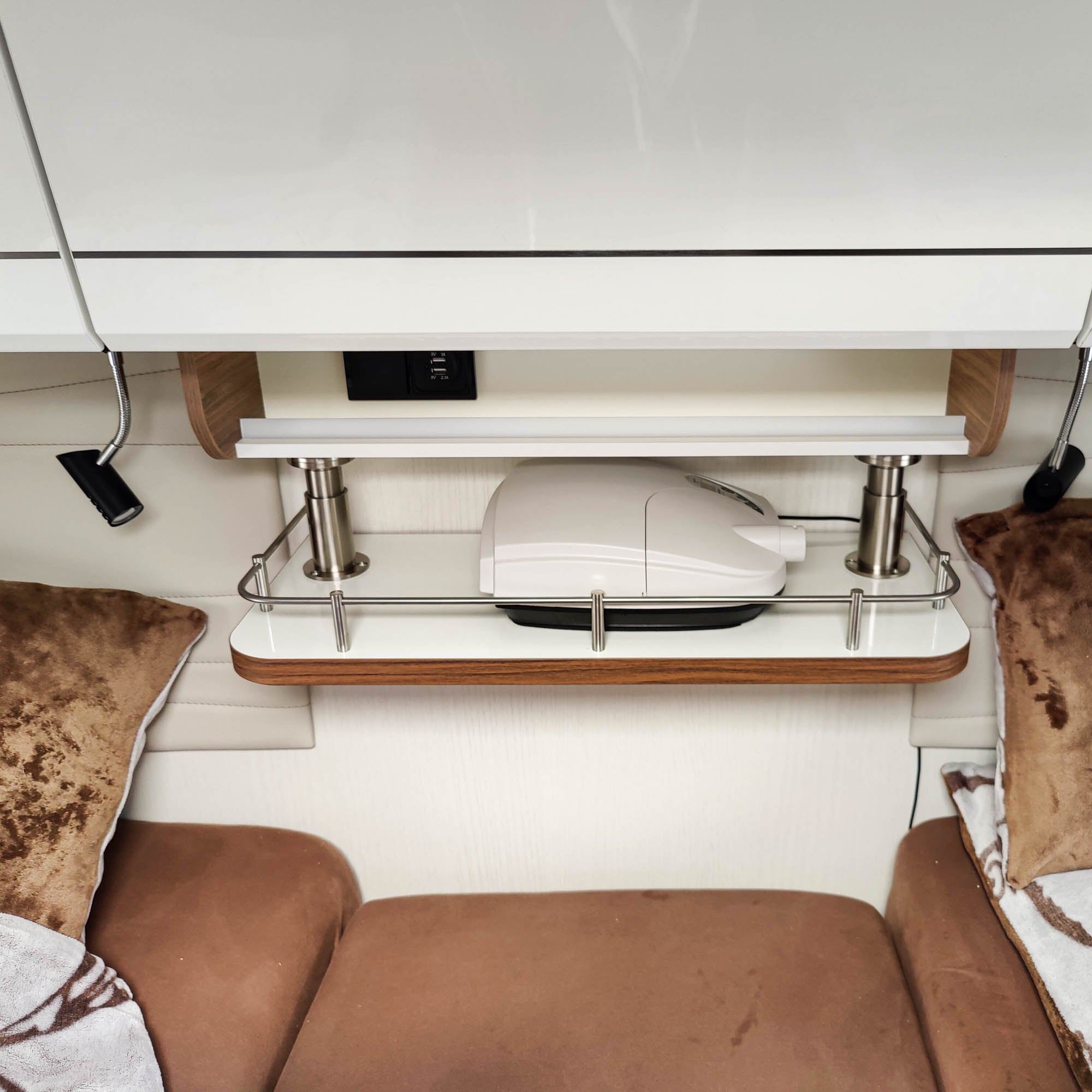 #farbe_Hochglanzweiß mit Kante in Madison Walnut