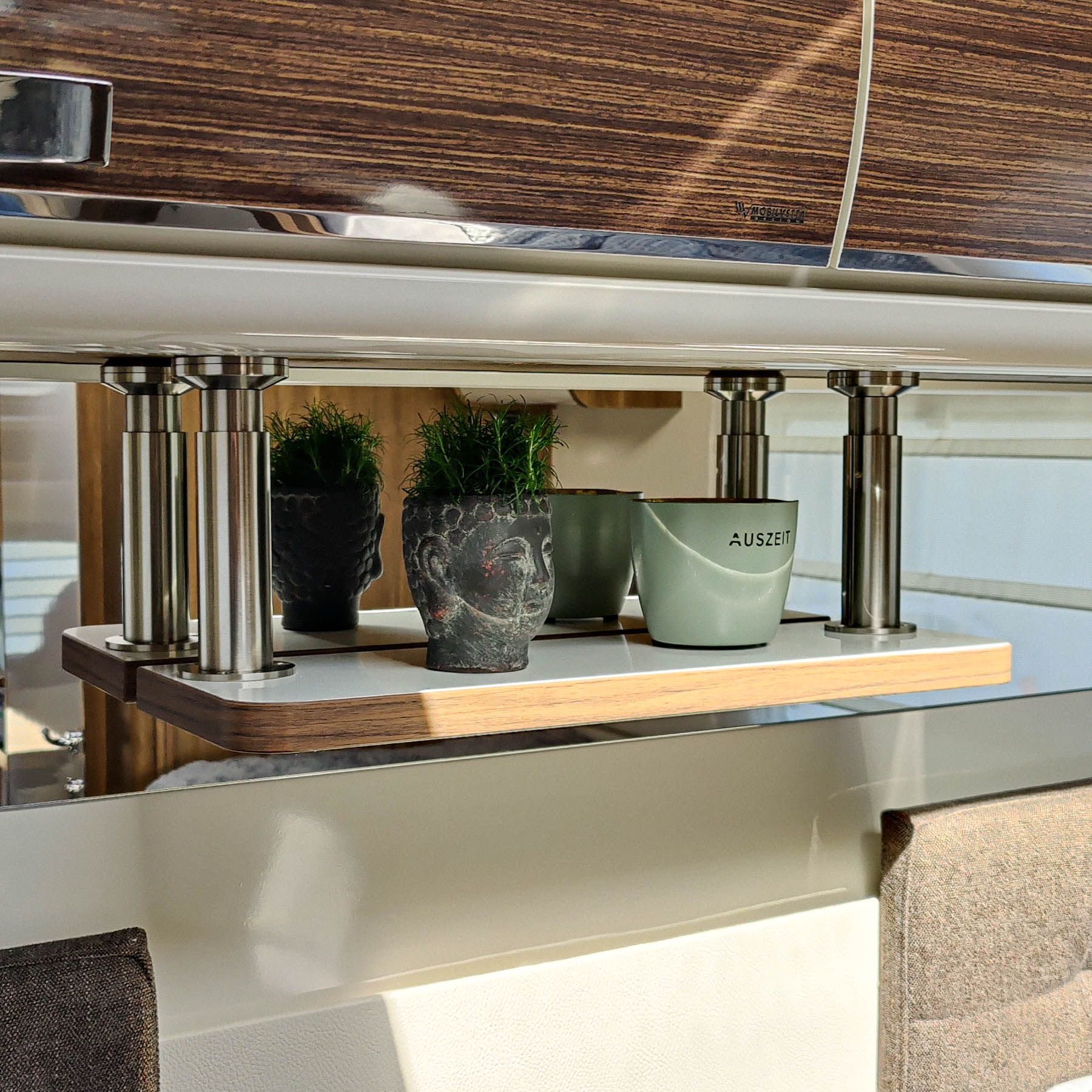 #farbe_Hochglanzweiß mit Kante in Madison Walnut