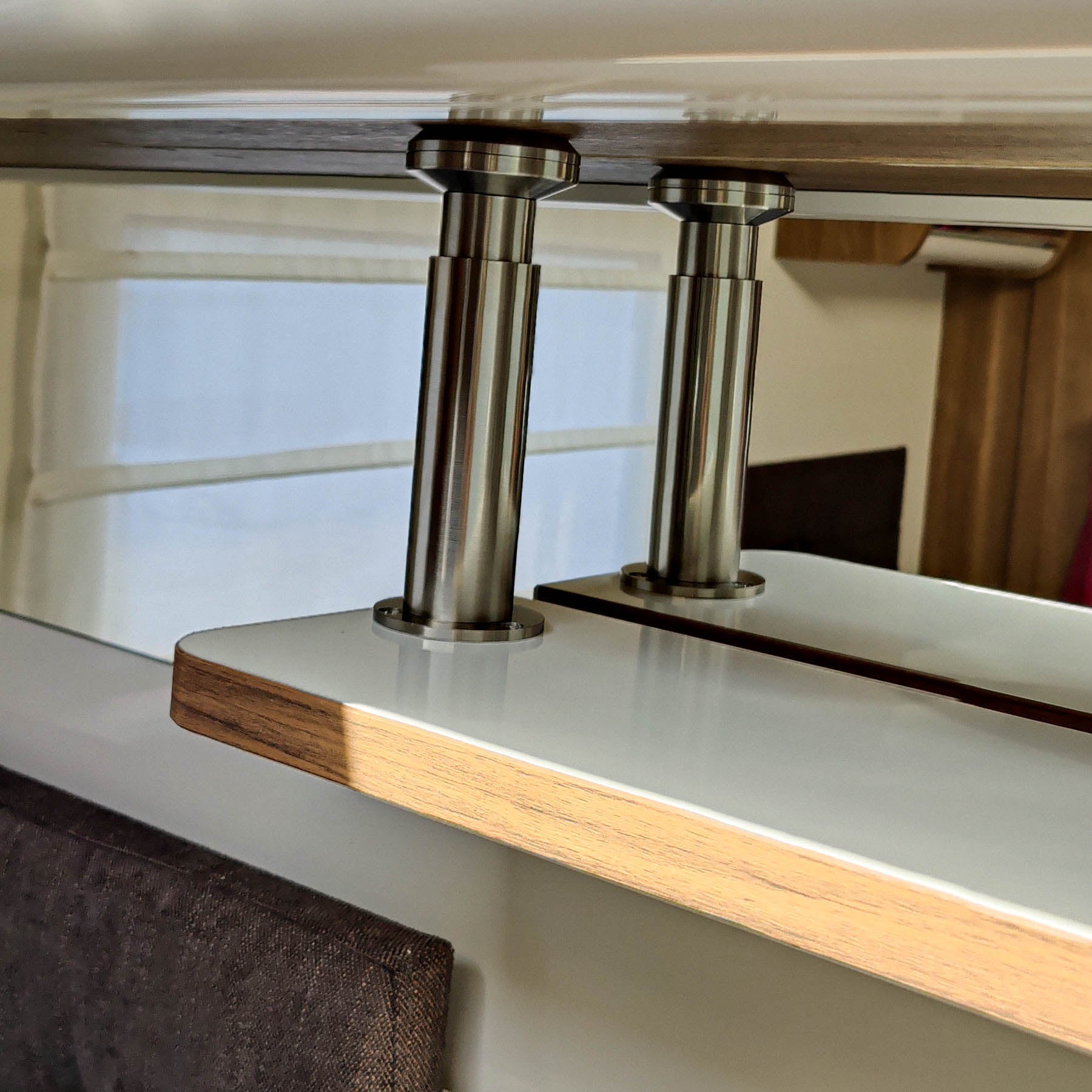 #farbe_Hochglanzweiß mit Kante in Madison Walnut