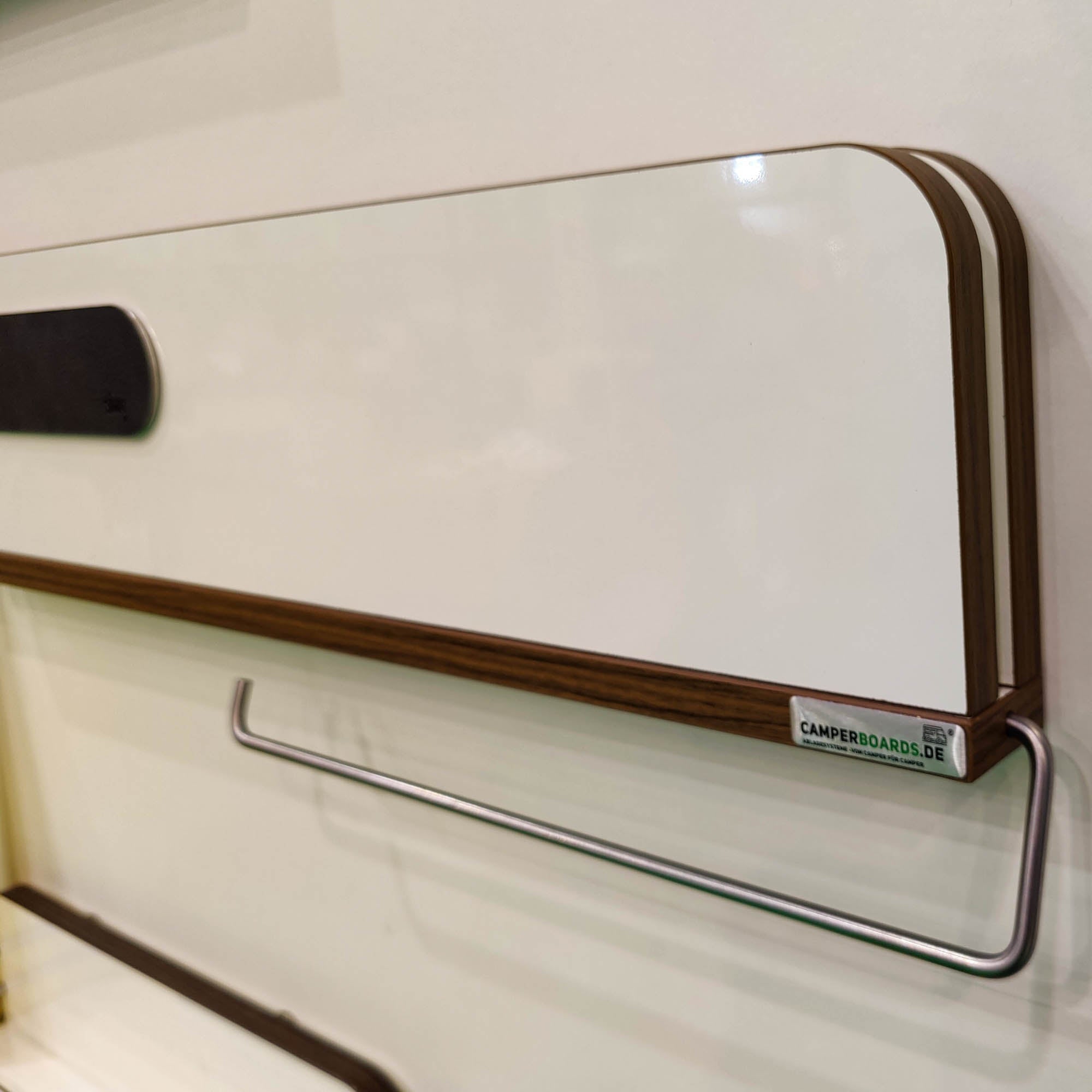 Regal für Kastenwagen mit Kante in Madison Walnut