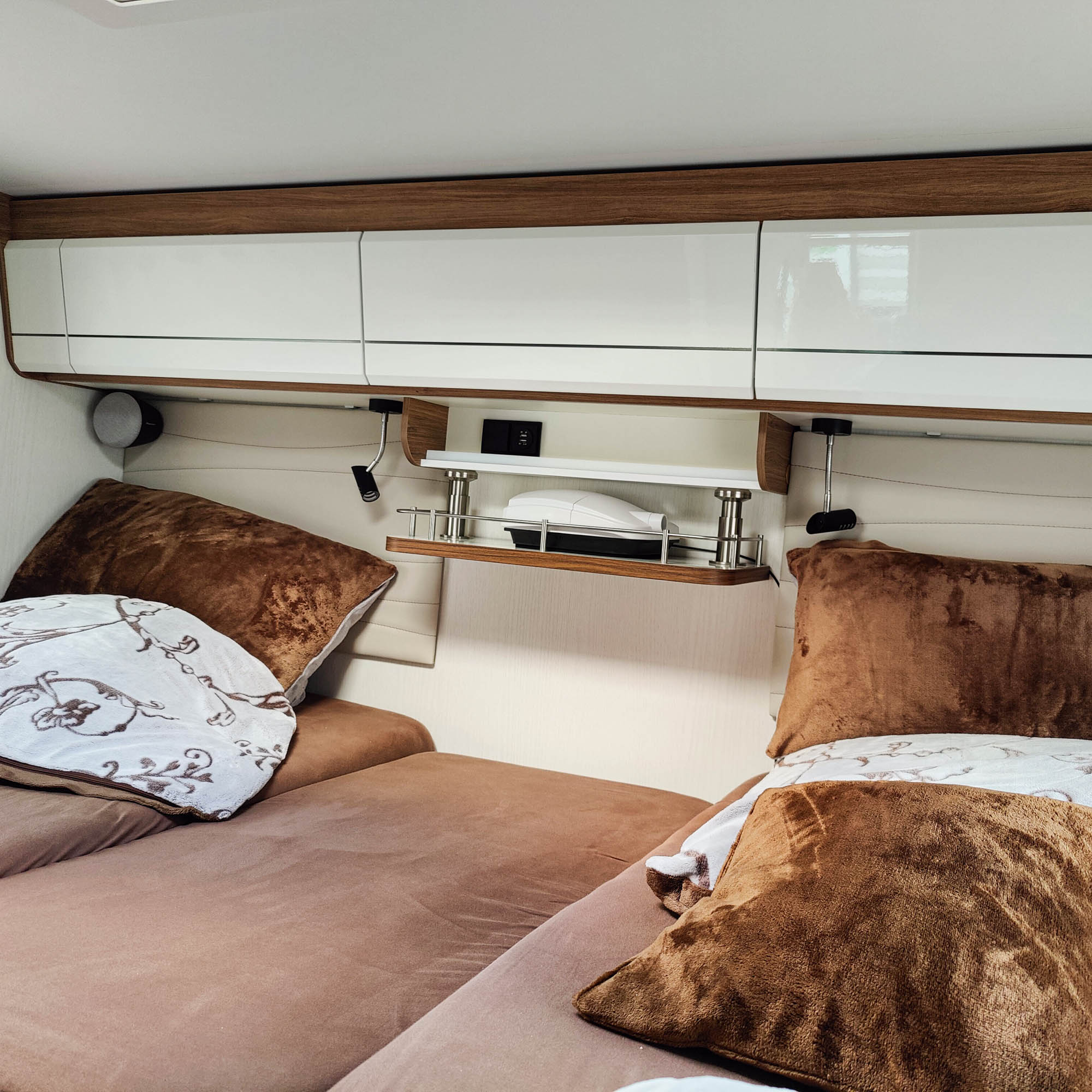 #farbe_Hochglanzweiß mit Kante in Madison Walnut