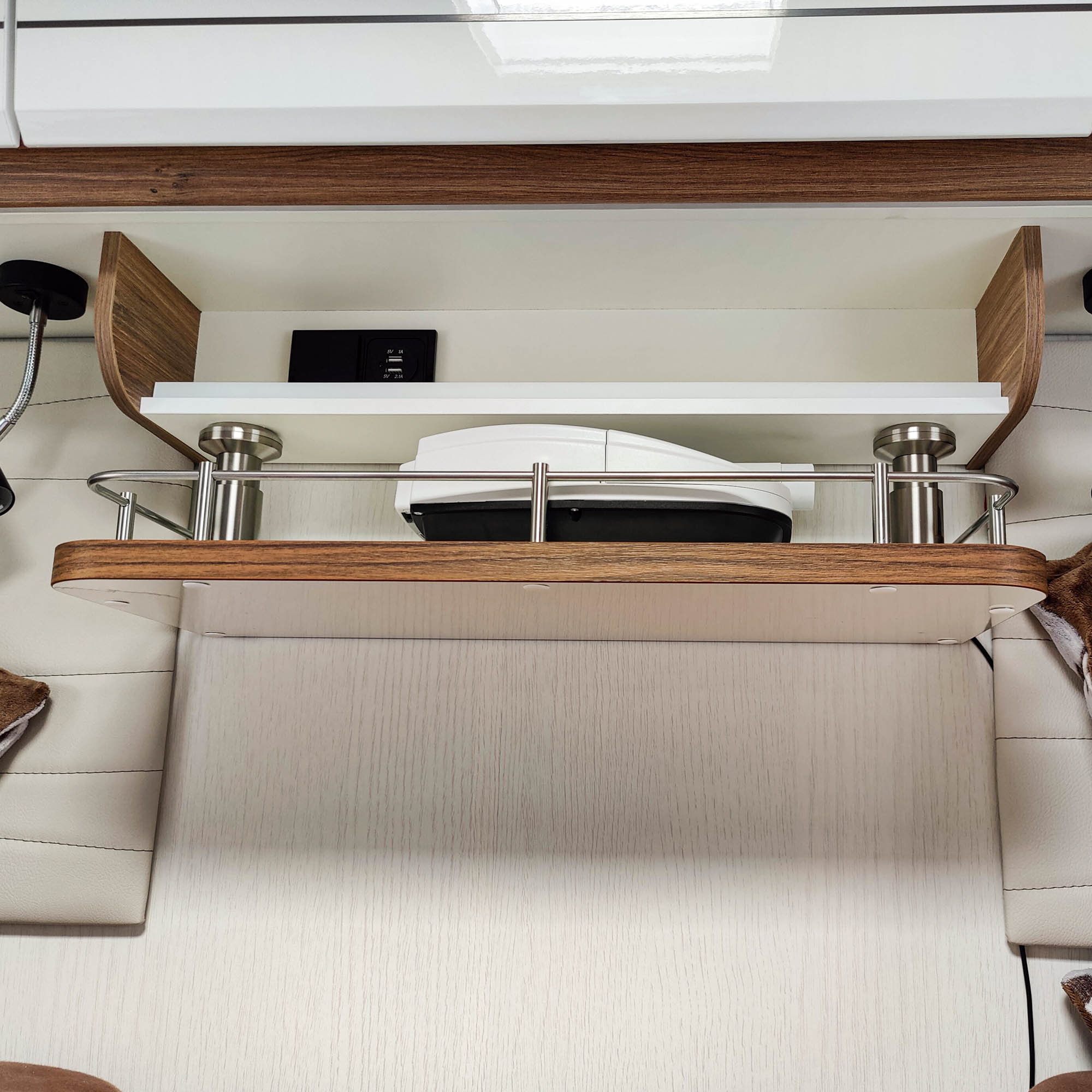 #farbe_Hochglanzweiß mit Kante in Madison Walnut