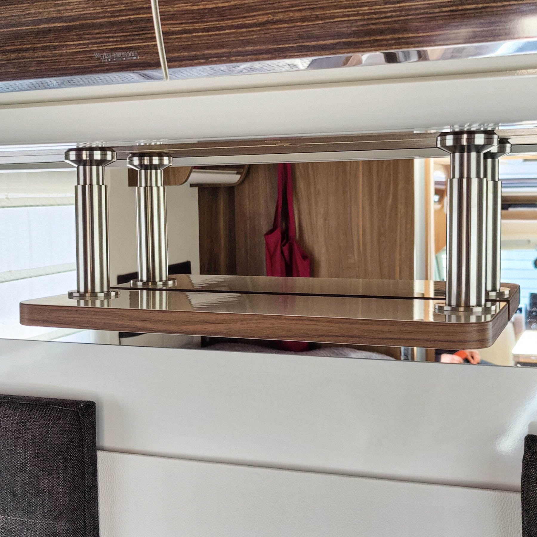 #farbe_Hochglanzweiß mit Kante in Madison Walnut